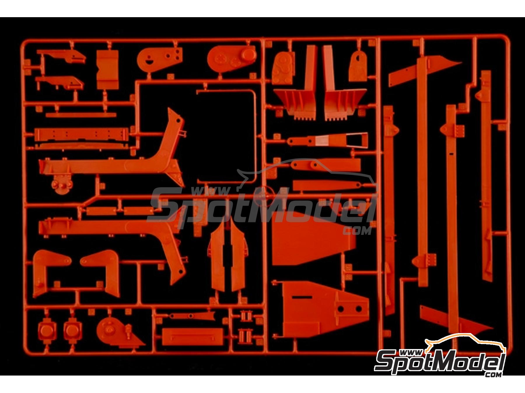 Image 14: Mercedes-Benz Wrecker Truck | Truck scale model kit in 1/24 scale manufactured by Italeri (ref.&nbsp;93808)