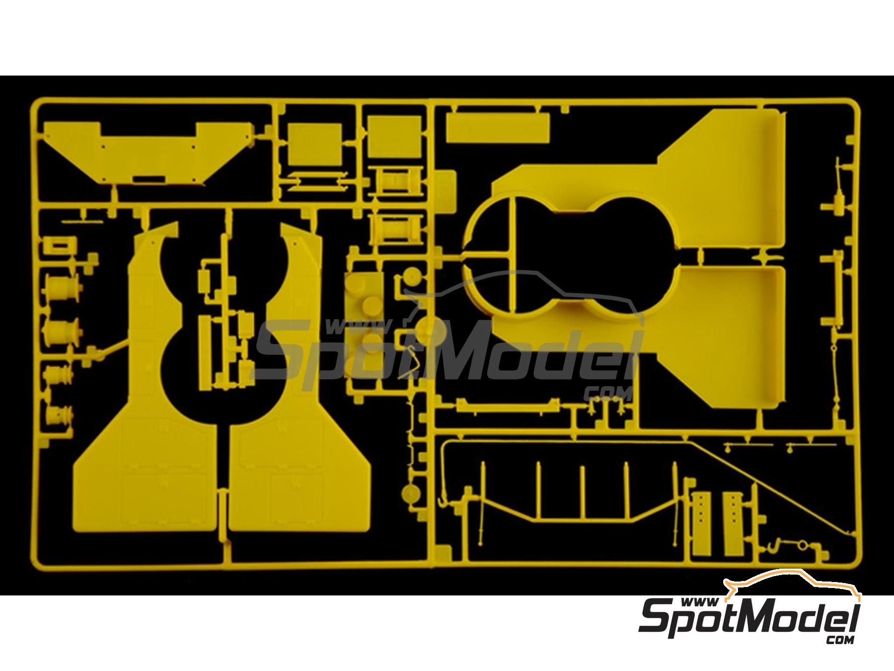 Image 15: Mercedes-Benz Wrecker Truck | Truck scale model kit in 1/24 scale manufactured by Italeri (ref.&nbsp;93808)