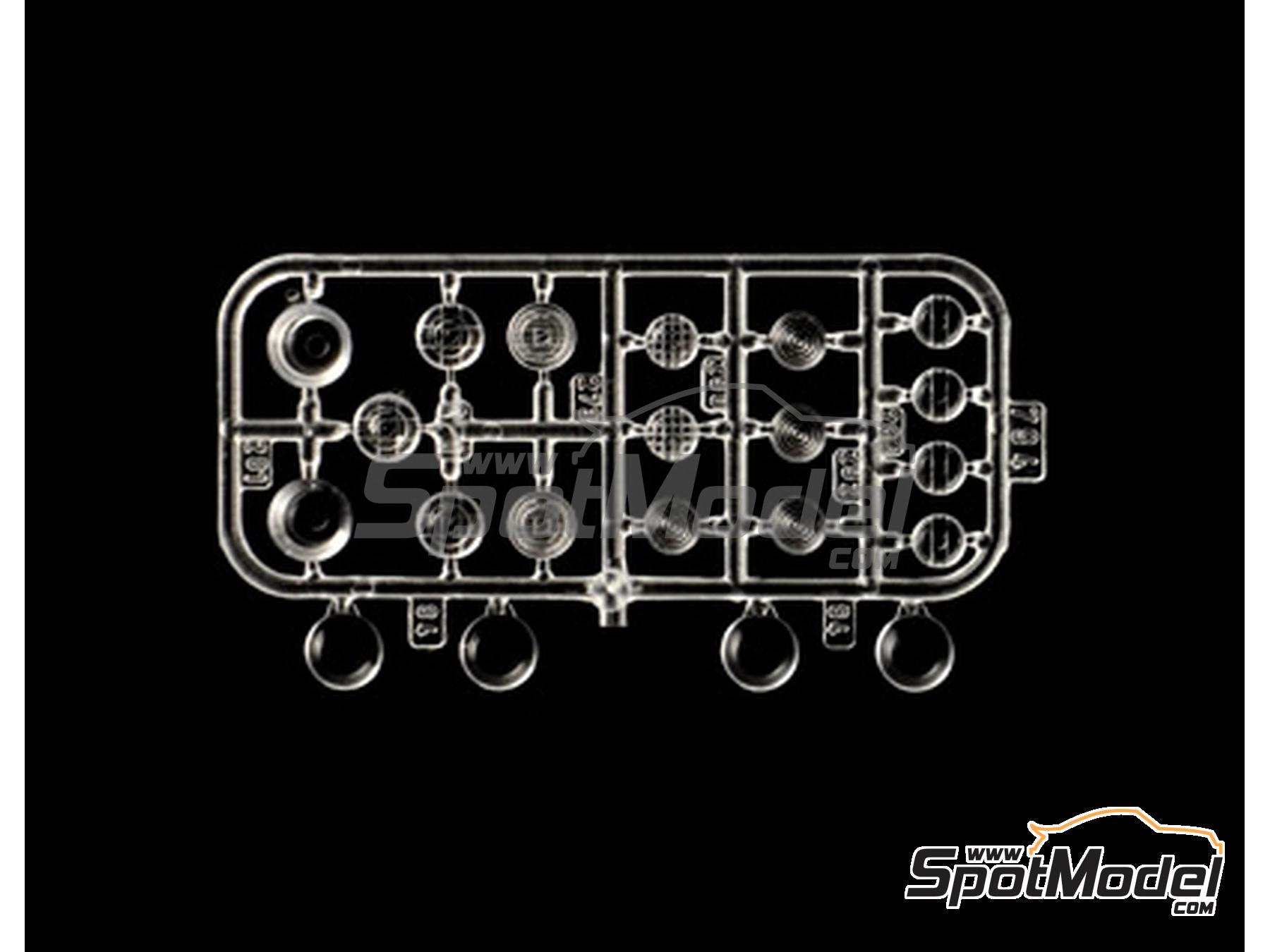Image 16: Mercedes-Benz Wrecker Truck | Truck scale model kit in 1/24 scale manufactured by Italeri (ref.&nbsp;93808)