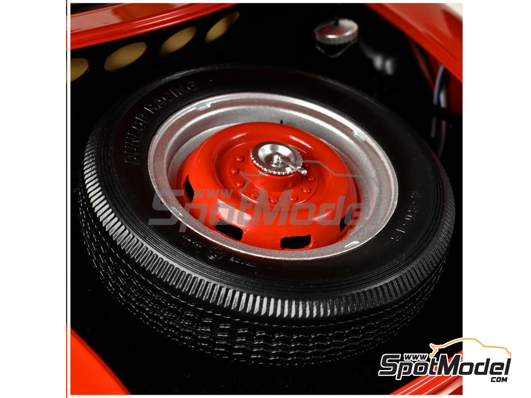 Image 3: Mercedes Benz 300SL Coupe | Car scale model kit in 1/8 scale manufactured by Ixo Collections (ref. IXO-60571, also 4895102344260 and IXC.MBC.RED.FK)