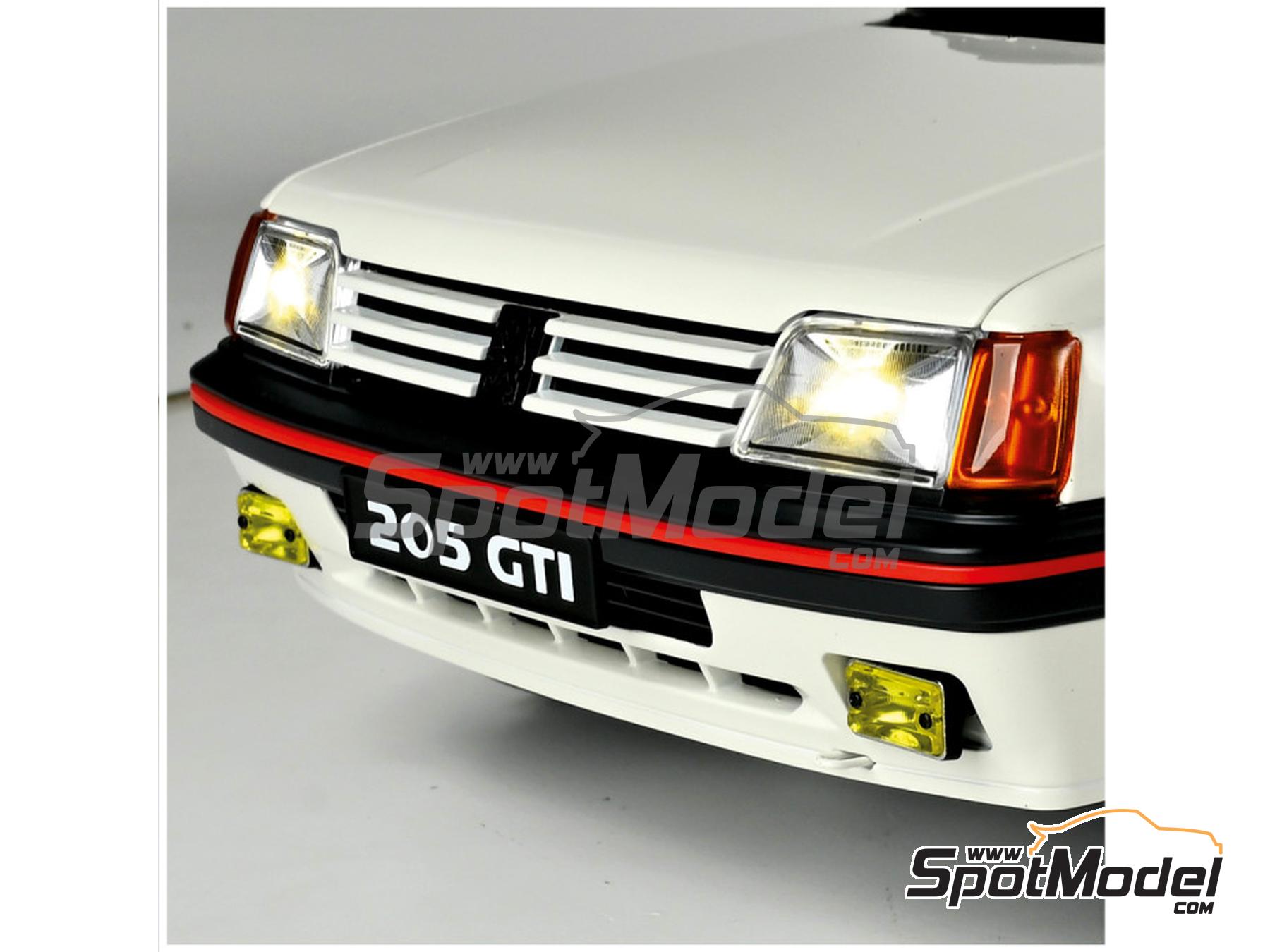 Image 7: Peugeot 205 1.9 GTI White | Car scale model kit in 1/8 scale manufactured by Ixo Collections (ref.&nbsp;IXC.PEU.FK.W)