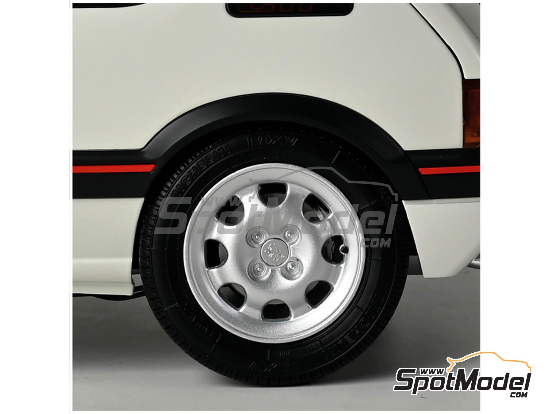 Image 16: Peugeot 205 1.9 GTI White | Car scale model kit in 1/8 scale manufactured by Ixo Collections (ref.&nbsp;IXC.PEU.FK.W)