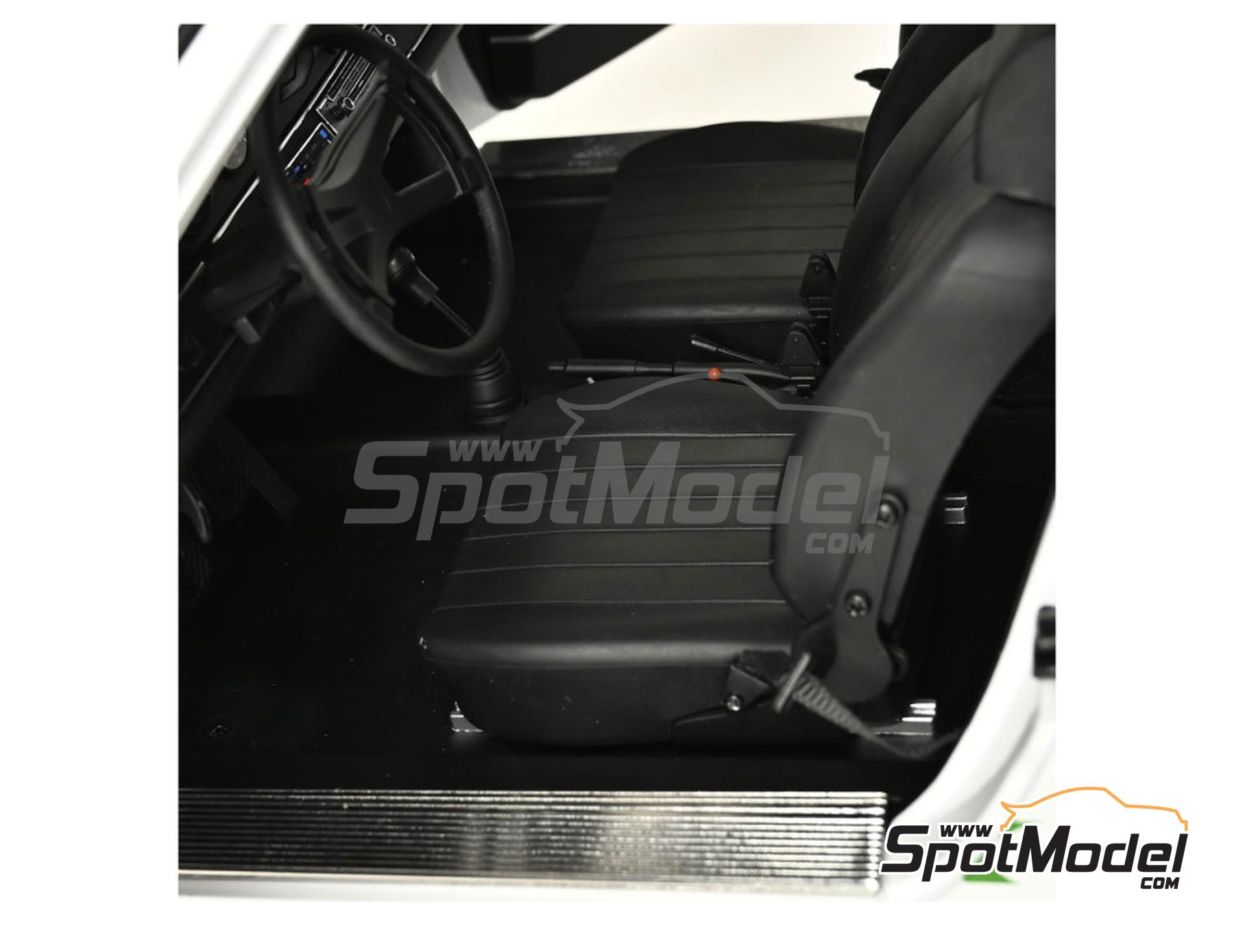 Image 8: Porsche 911 RS 2.7 White | Car scale model kit in 1/8 scale manufactured by Ixo Collections (ref.&nbsp;IXC.PRS.WG.FK, also 4895102344185 and IXC.911.FK.W)