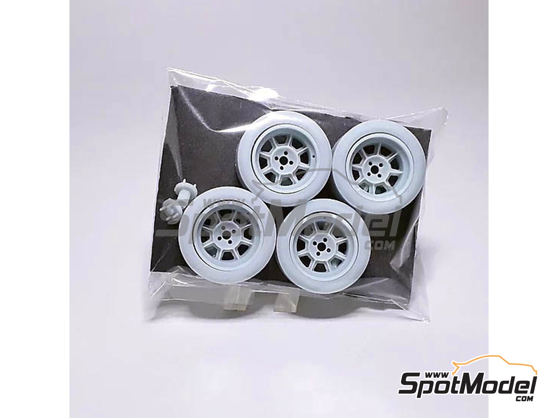 Image 1: Fiat 131 Abarth | Set de llantas y neum&aacute;ticos en escala&nbsp;1/24 fabricado por KMP Kool Models Production (ref.&nbsp;KMP-TK24065, tambien TK24065)