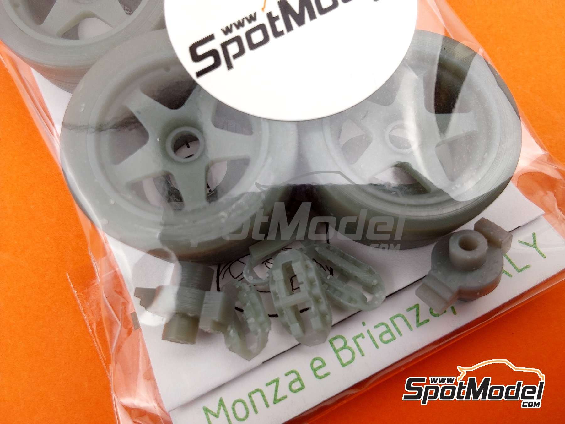 Image 10: Enkei 5 spokes - Ferrari F40 LM | Rims and tyres set in 1/24 scale manufactured by KMP Kool Models Production (ref.&nbsp;KMP-TK24249, also TK24249)