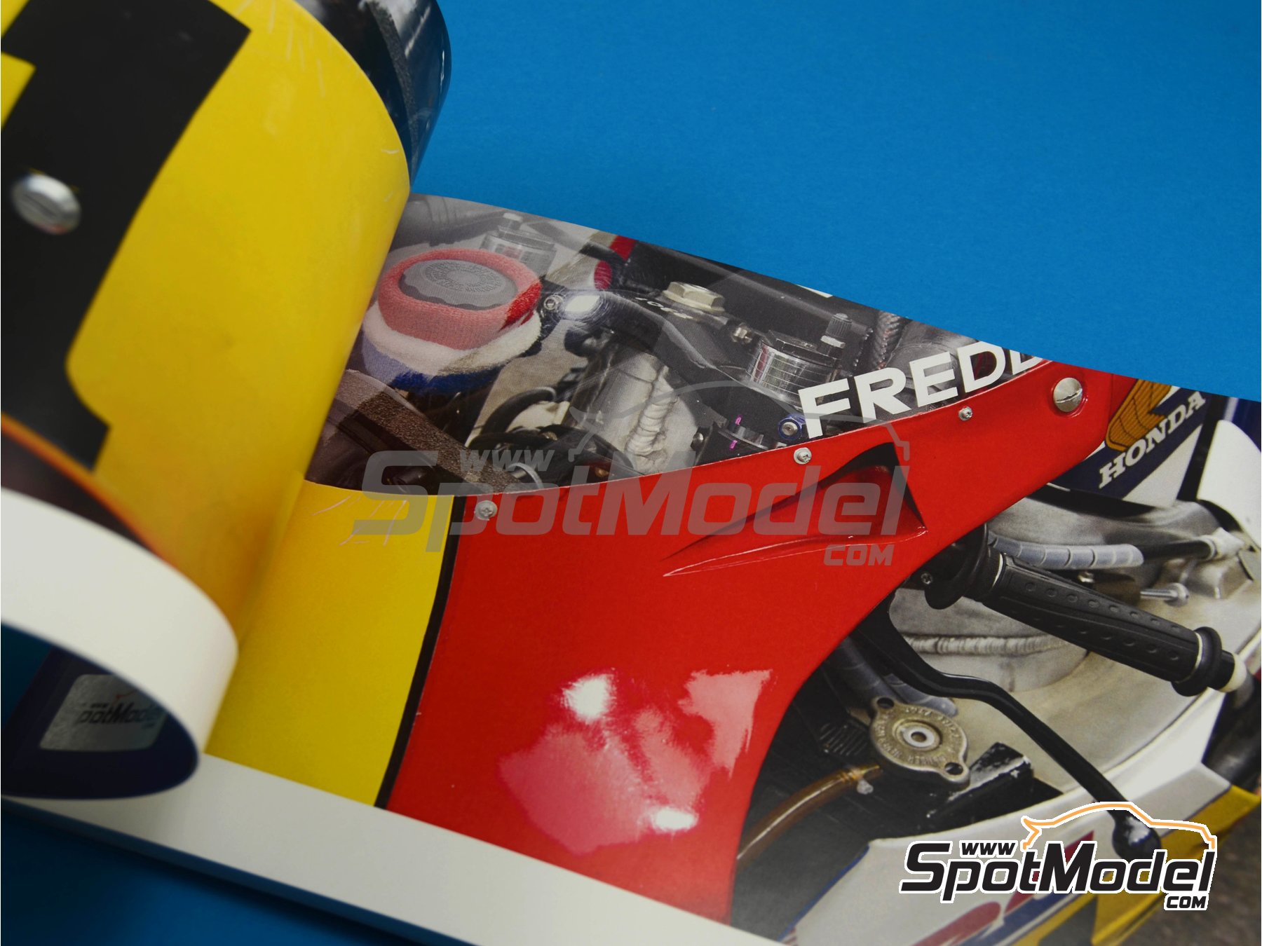 Image 2: Honda NSR500 -  1984 | Reference / walkaround book manufactured by Komakai (ref.&nbsp;KOM-UDG002)