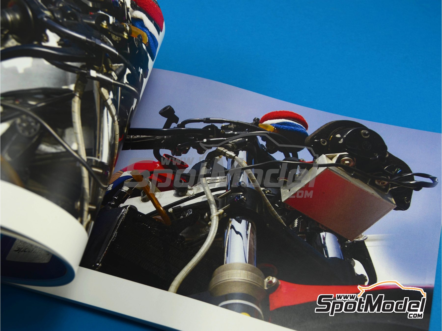 Image 10: Honda NSR500 -  1984 | Reference / walkaround book manufactured by Komakai (ref.&nbsp;KOM-UDG002)