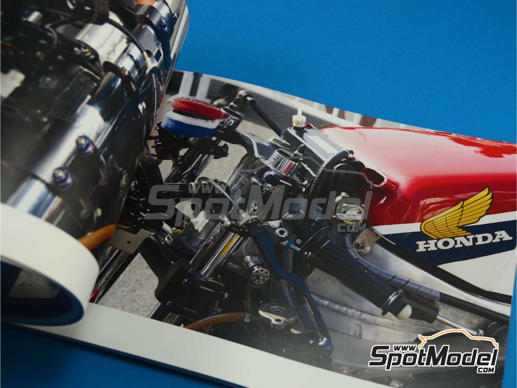 Image 11: Honda NSR500 -  1984 | Reference / walkaround book manufactured by Komakai (ref.&nbsp;KOM-UDG002)