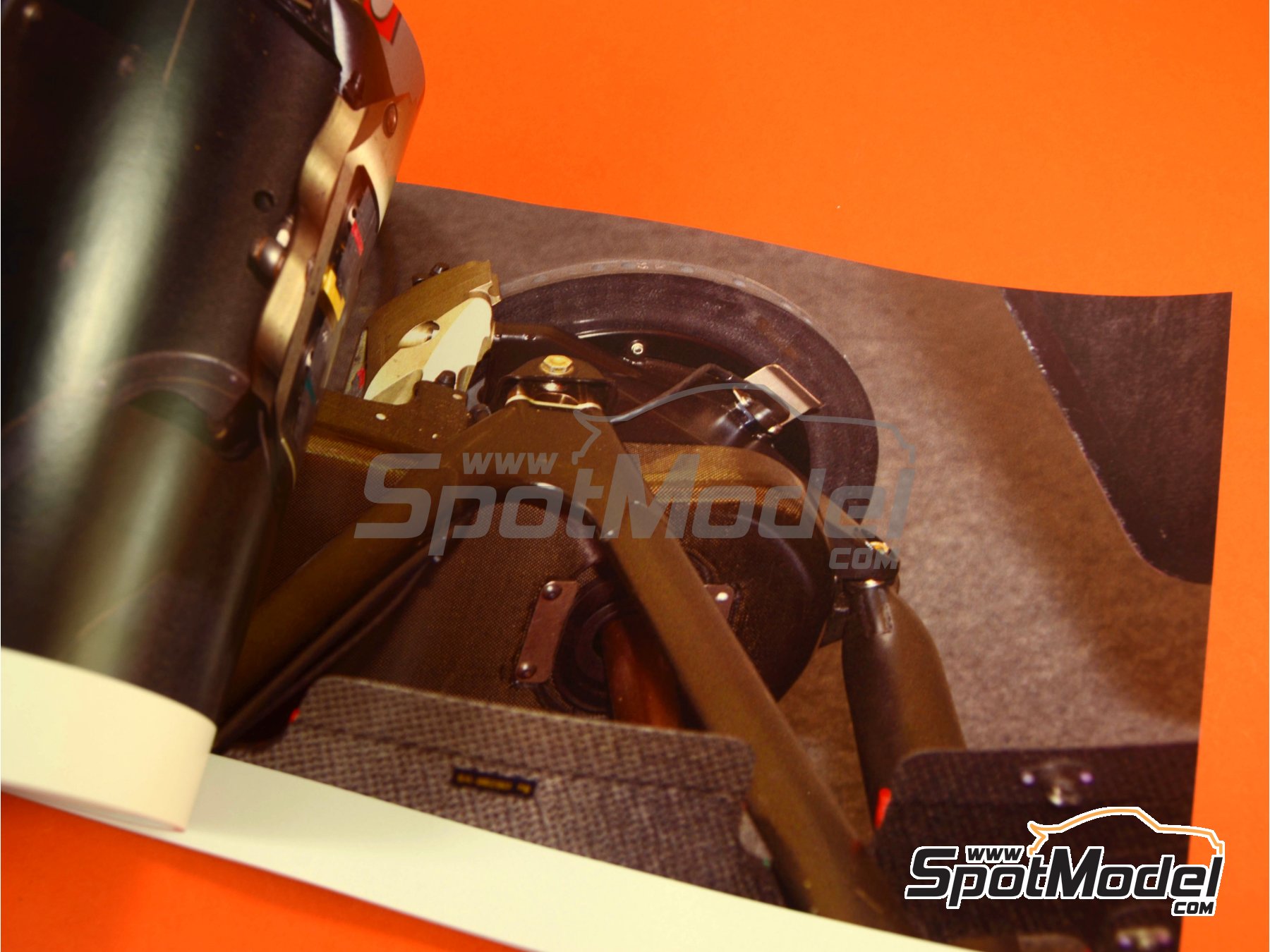 Image 3: McLaren Ford MP4/8 | Reference / walkaround book manufactured by Komakai (ref. KOM-UDG006)
