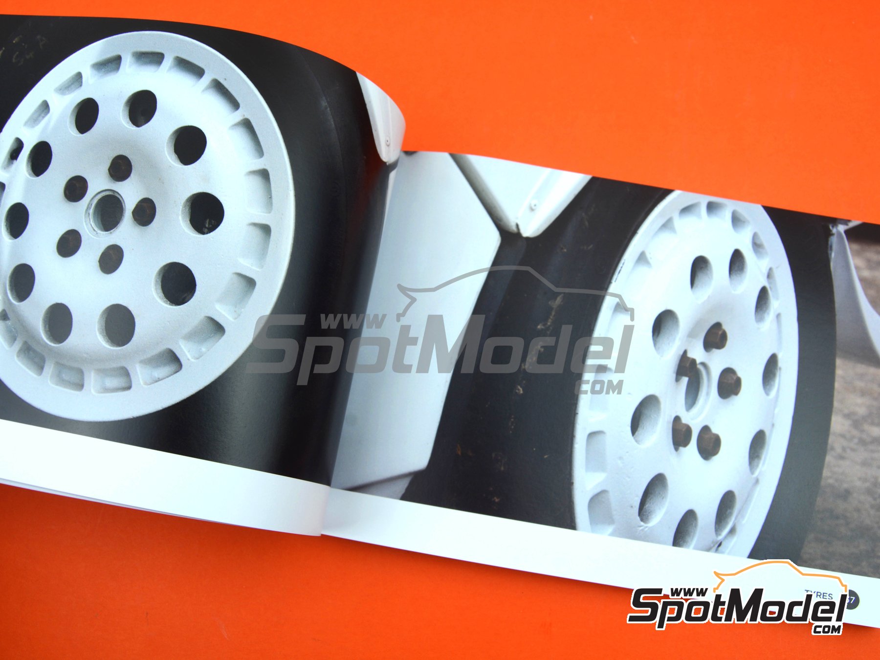 Image 5: Lancia Delta S4 | Reference / walkaround book manufactured by Komakai (ref.&nbsp;KOM-UDG013)