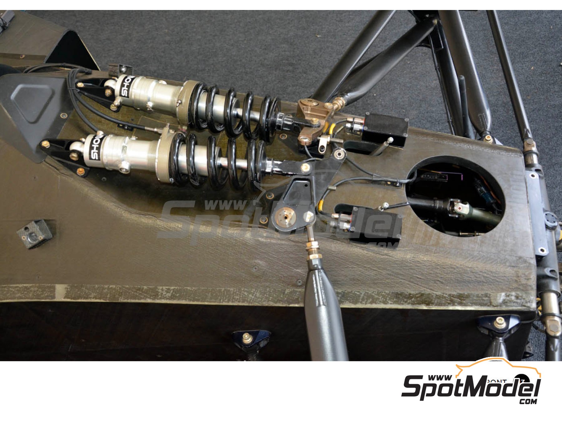 Image 2: McLaren Honda MP4/6 | Reference / walkaround book manufactured by Komakai (ref. KOM-UDG017)