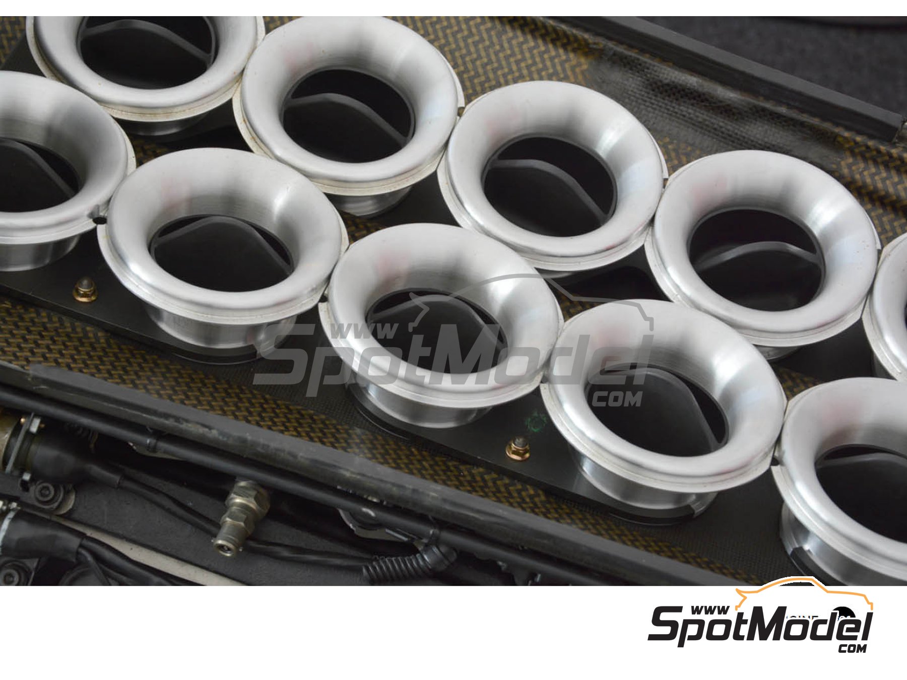 Image 6: McLaren Honda MP4/6 | Reference / walkaround book manufactured by Komakai (ref. KOM-UDG017)