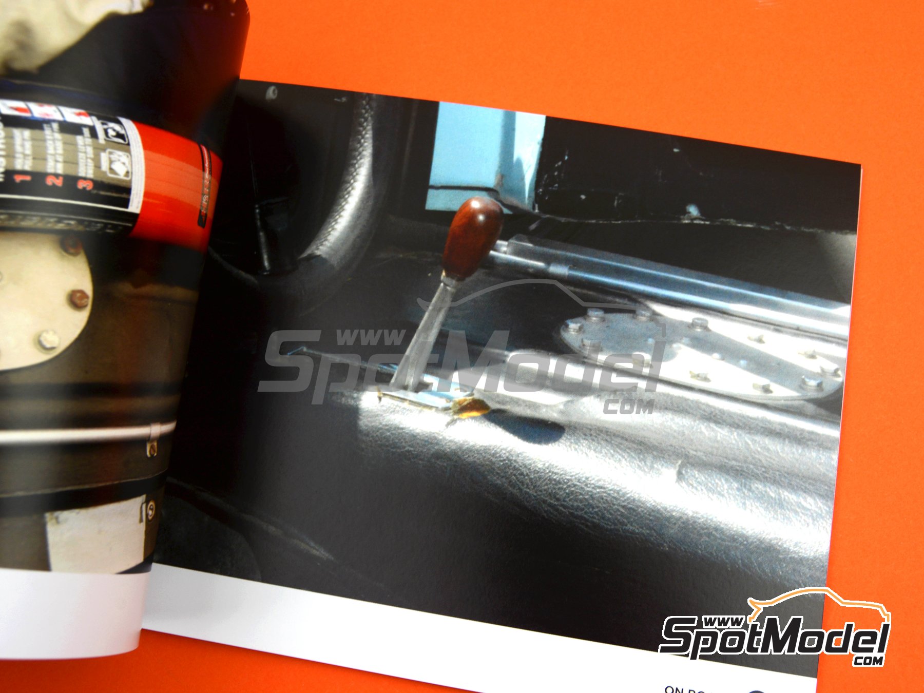 Komakai KOM-UDG020: Reference / walkaround book Ford GT40 Mk