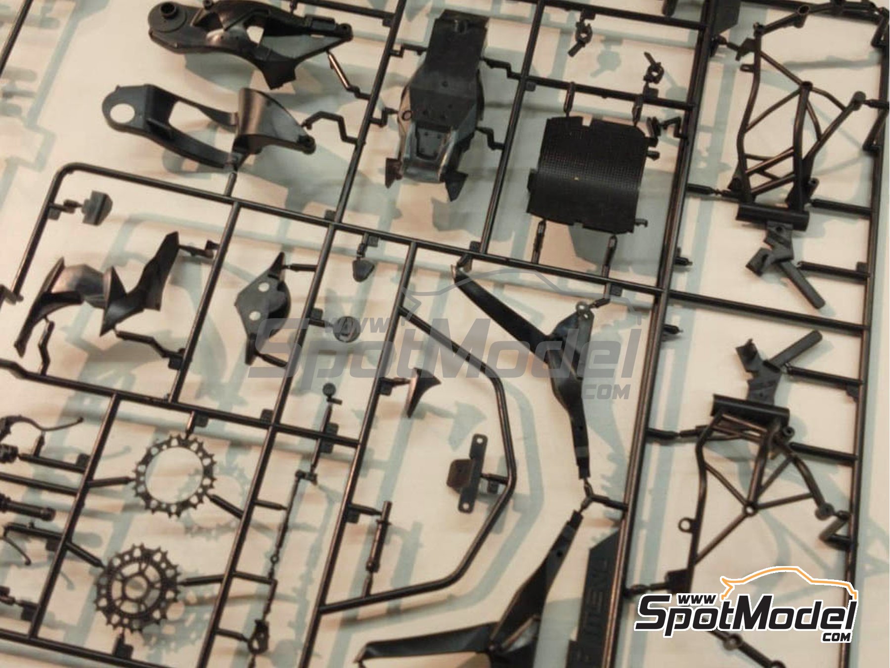 Image 7: Kawasaki Ninja H2R | Motorbike scale model kit in 1/9 scale manufactured by Meng Model (ref. MT-001, also 4897038552221)