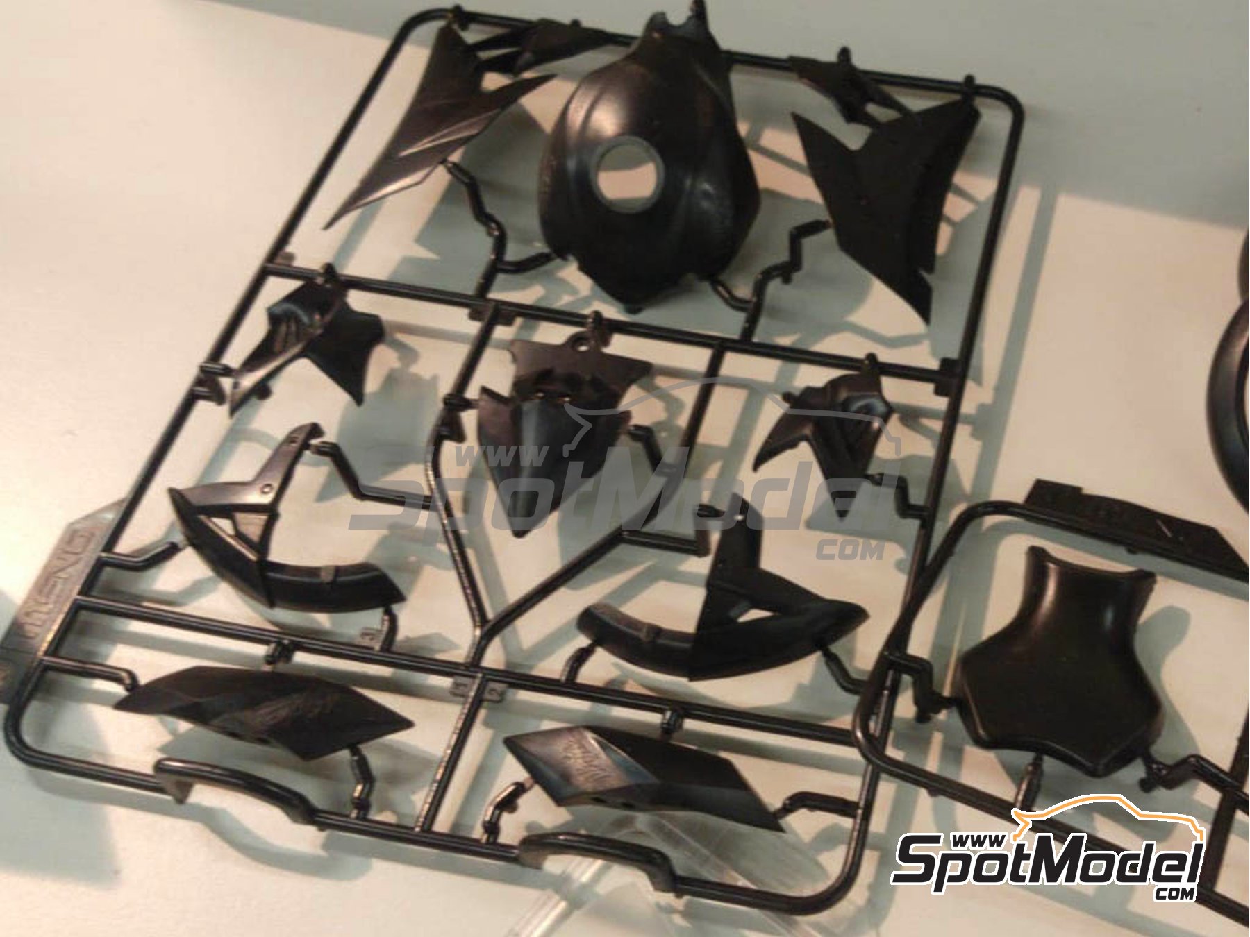 Image 10: Kawasaki Ninja H2R | Motorbike scale model kit in 1/9 scale manufactured by Meng Model (ref. MT-001, also 4897038552221)