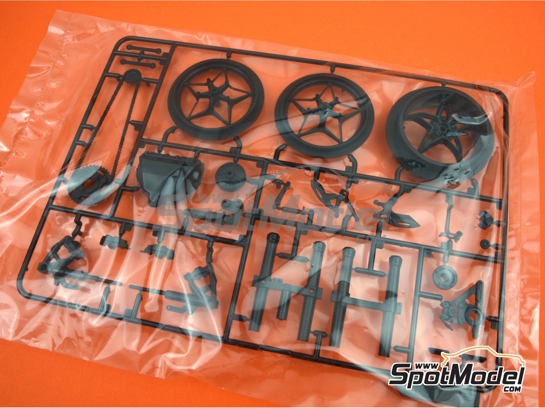 Image 15: Kawasaki Ninja H2R | Motorbike scale model kit in 1/9 scale manufactured by Meng Model (ref. MT-001, also 4897038552221)