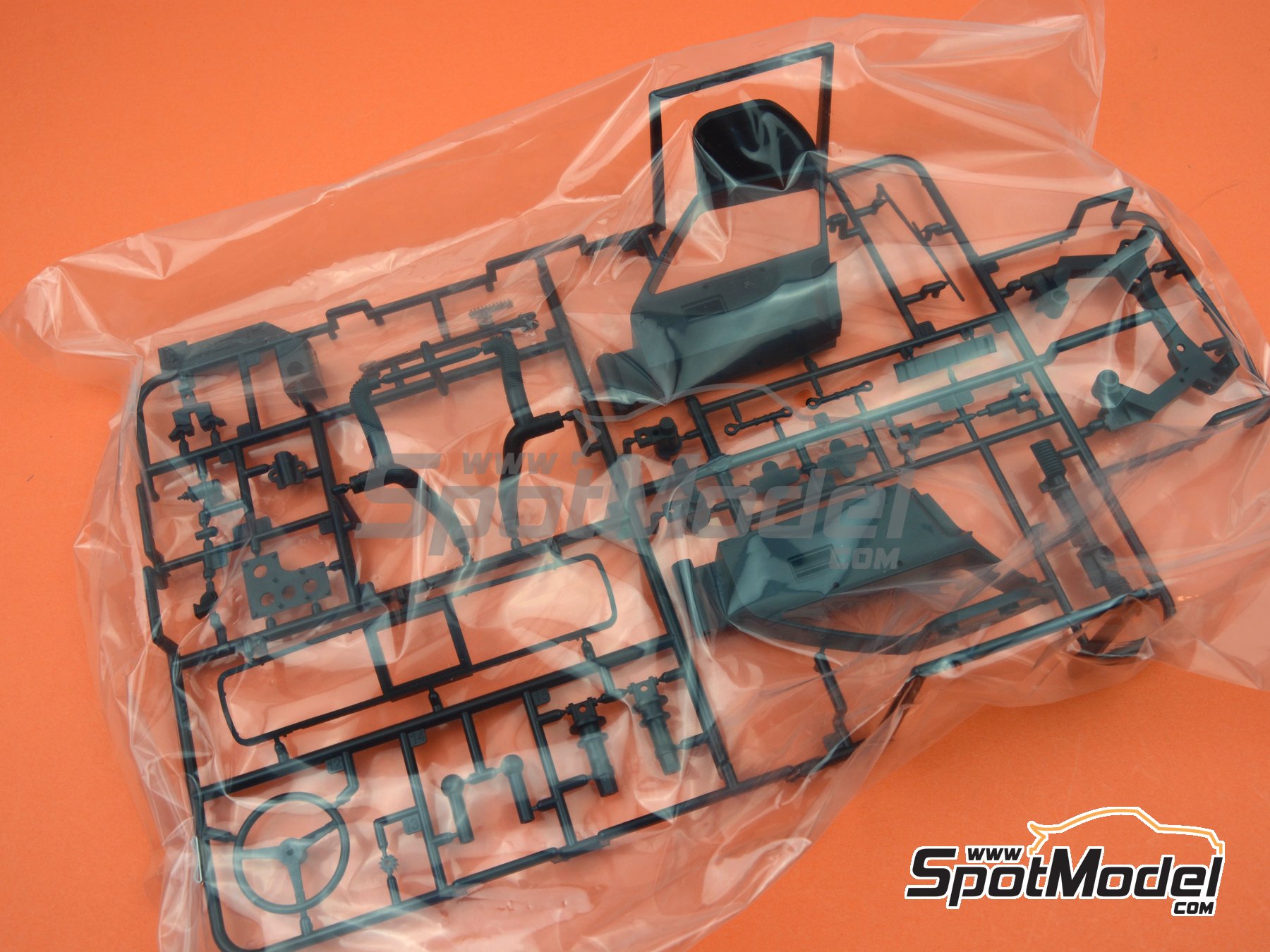 Image 34: Ford GT40 Mk II Shelby American Team - 24 Hours Le Mans 1966 | Car scale model kit in 1/12 scale manufactured by Meng Model (ref. RS-002, also 4897038552948)