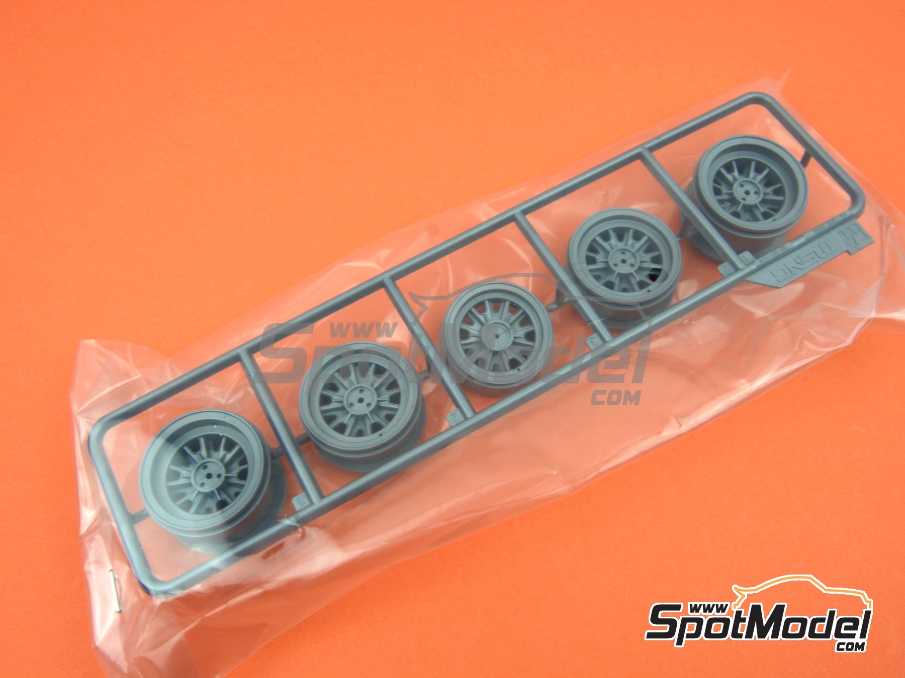 Image 38: Ford GT40 Mk II Shelby American Team - 24 Hours Le Mans 1966 | Car scale model kit in 1/12 scale manufactured by Meng Model (ref. RS-002, also 4897038552948)