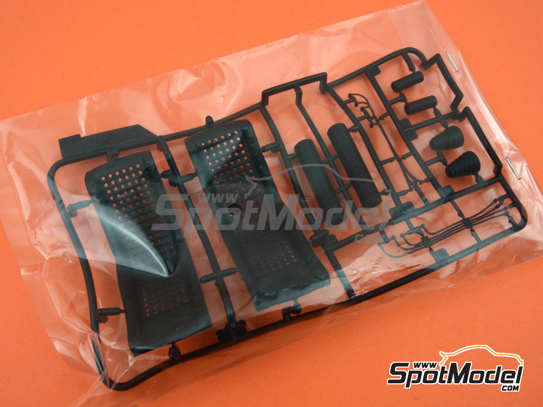 Image 40: Ford GT40 Mk II Shelby American Team - 24 Hours Le Mans 1966 | Car scale model kit in 1/12 scale manufactured by Meng Model (ref. RS-002, also 4897038552948)