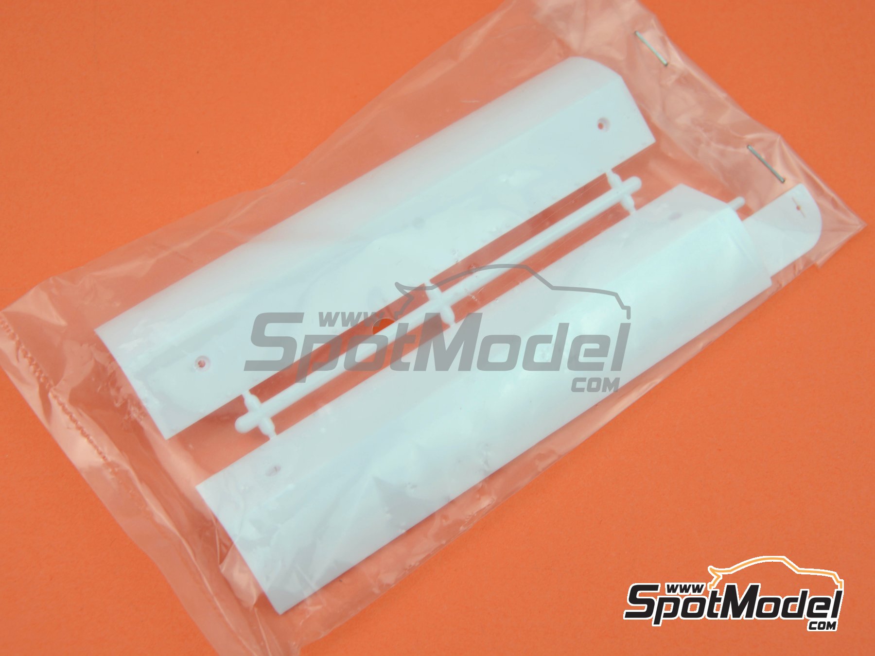 Image 53: Ford GT40 Mk II Shelby American Team - 24 Hours Le Mans 1966 | Car scale model kit in 1/12 scale manufactured by Meng Model (ref. RS-002, also 4897038552948)