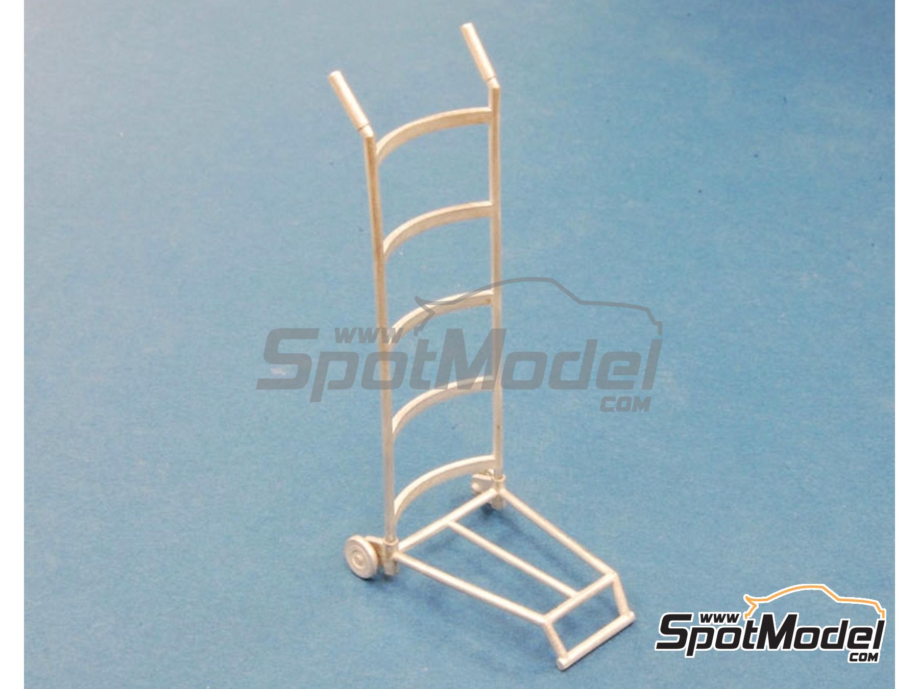 Image 7: F1 Pit Parts 70's | Detail manufactured by Model Factory Hiro (ref.&nbsp;MFH-P992, also 4571102329925 and P992)