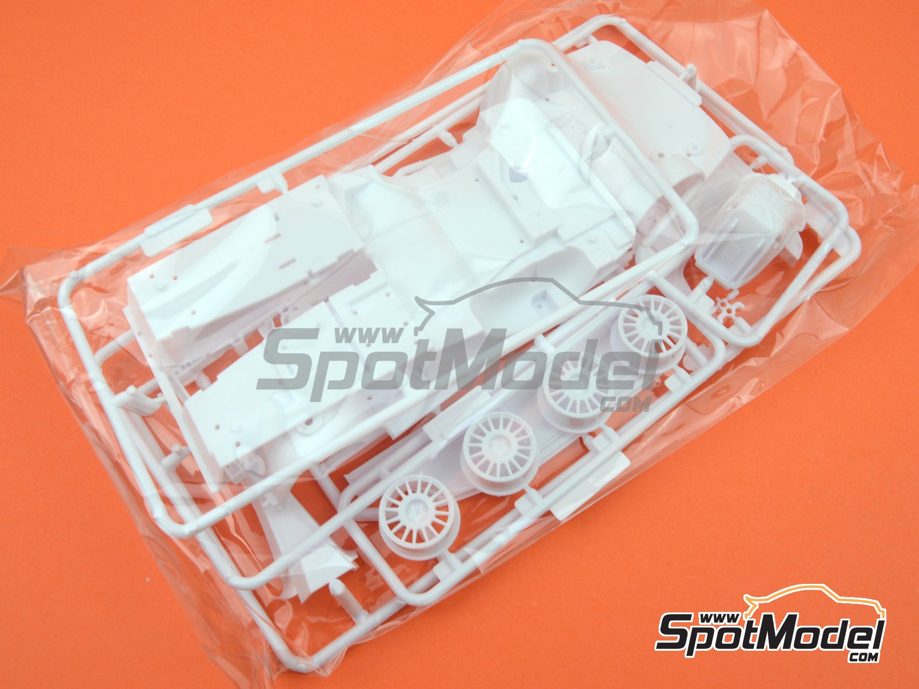 Image 17: BMW 320i E46 Equipo Marlboro BMW Dealer patrocinado por Marlboro - Campeonato Holandes de Turismos - DTCC 2001 | Maqueta de coche en escala&nbsp;1/24 fabricado por Nunu (ref.&nbsp;PN24007, tambien 4545782059328 y NU-24007)