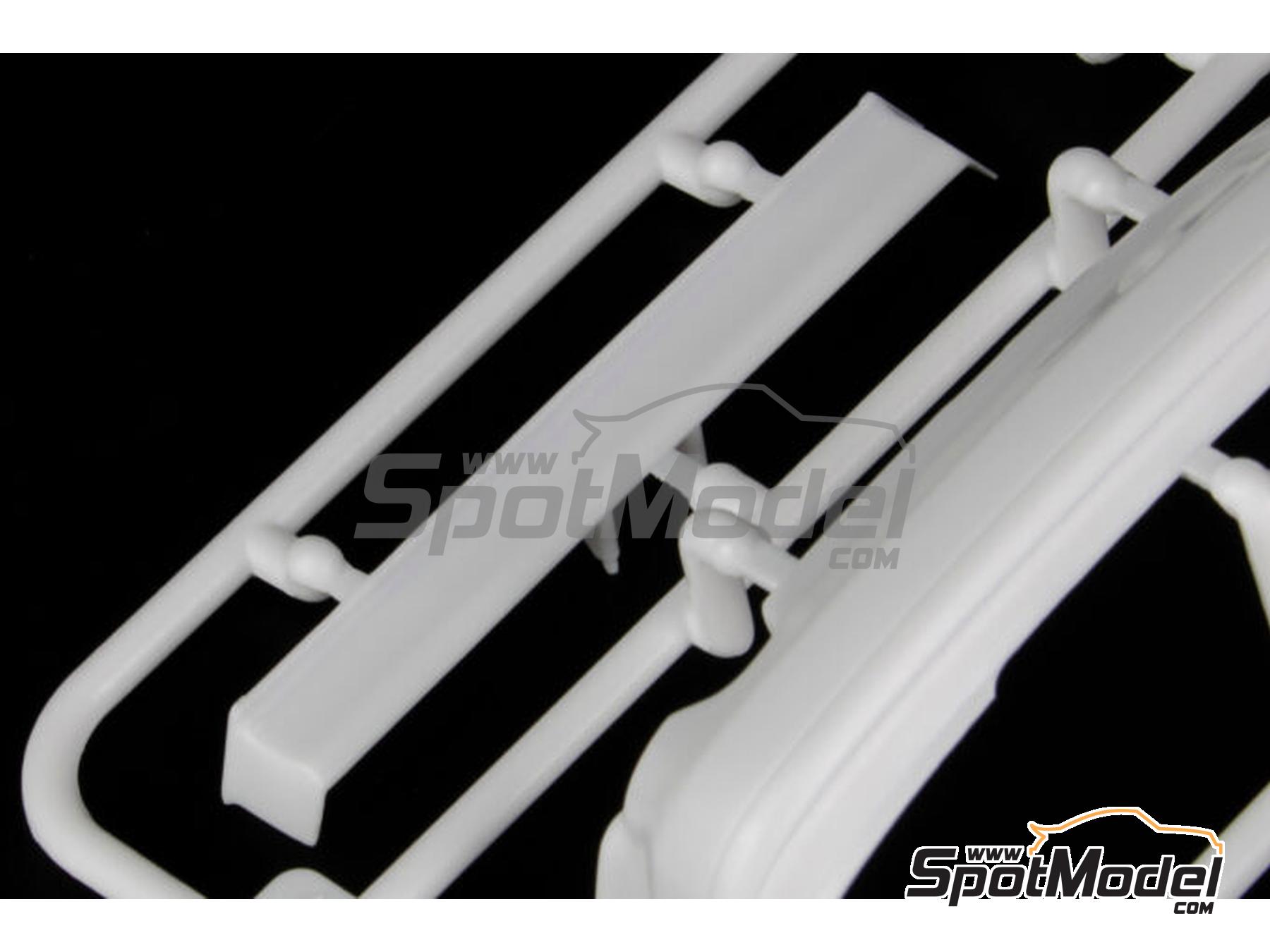 Image 12: Volvo S40 Equipo TWR patrocinado por Q8 - Campeonato Ingl&eacute;s de Turismos - BTCC 1997 | Maqueta de coche en escala&nbsp;1/24 fabricado por Nunu (ref.&nbsp;PN24034, tambien 4545782075779)