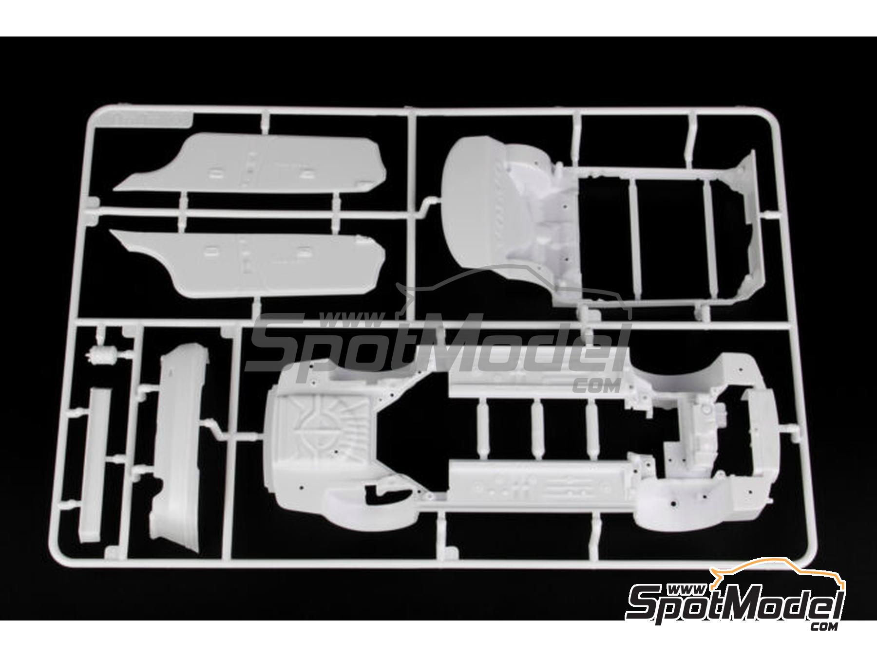Image 13: Volvo S40 Equipo TWR patrocinado por Q8 - Campeonato Ingl&eacute;s de Turismos - BTCC 1997 | Maqueta de coche en escala&nbsp;1/24 fabricado por Nunu (ref.&nbsp;PN24034, tambien 4545782075779)