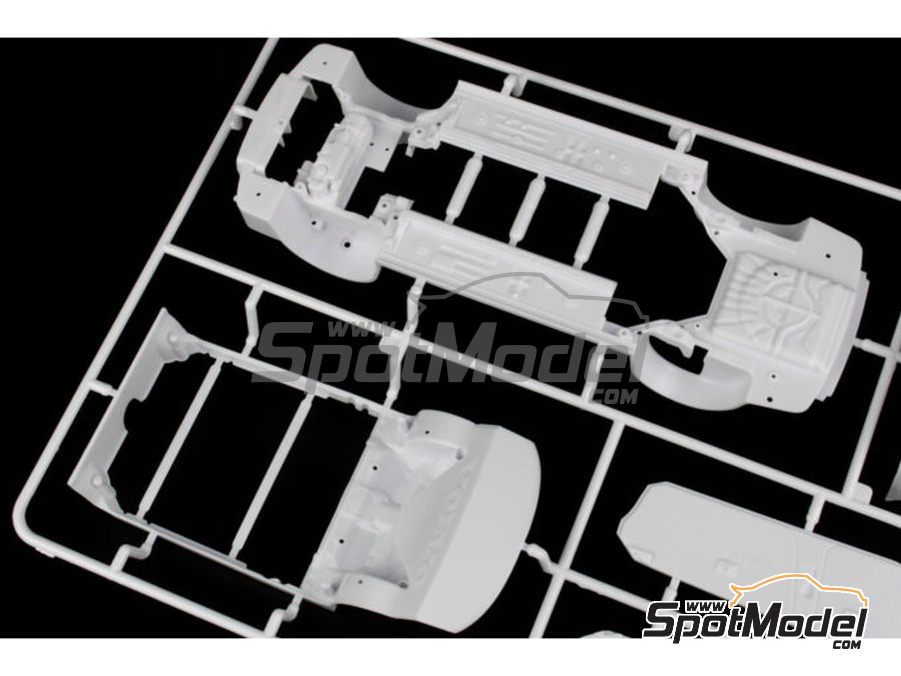 Image 14: Volvo S40 Equipo TWR patrocinado por Q8 - Campeonato Ingl&eacute;s de Turismos - BTCC 1997 | Maqueta de coche en escala&nbsp;1/24 fabricado por Nunu (ref.&nbsp;PN24034, tambien 4545782075779)