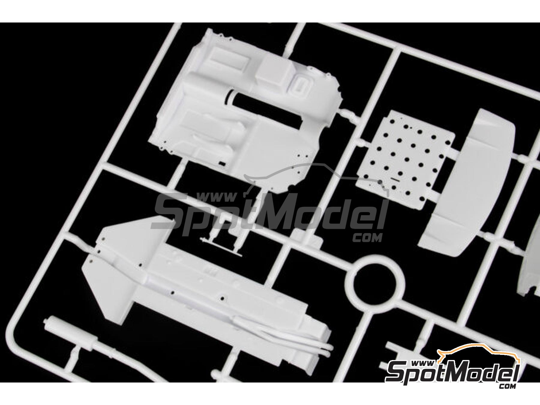 Image 15: Volvo S40 Equipo TWR patrocinado por Q8 - Campeonato Ingl&eacute;s de Turismos - BTCC 1997 | Maqueta de coche en escala&nbsp;1/24 fabricado por Nunu (ref.&nbsp;PN24034, tambien 4545782075779)