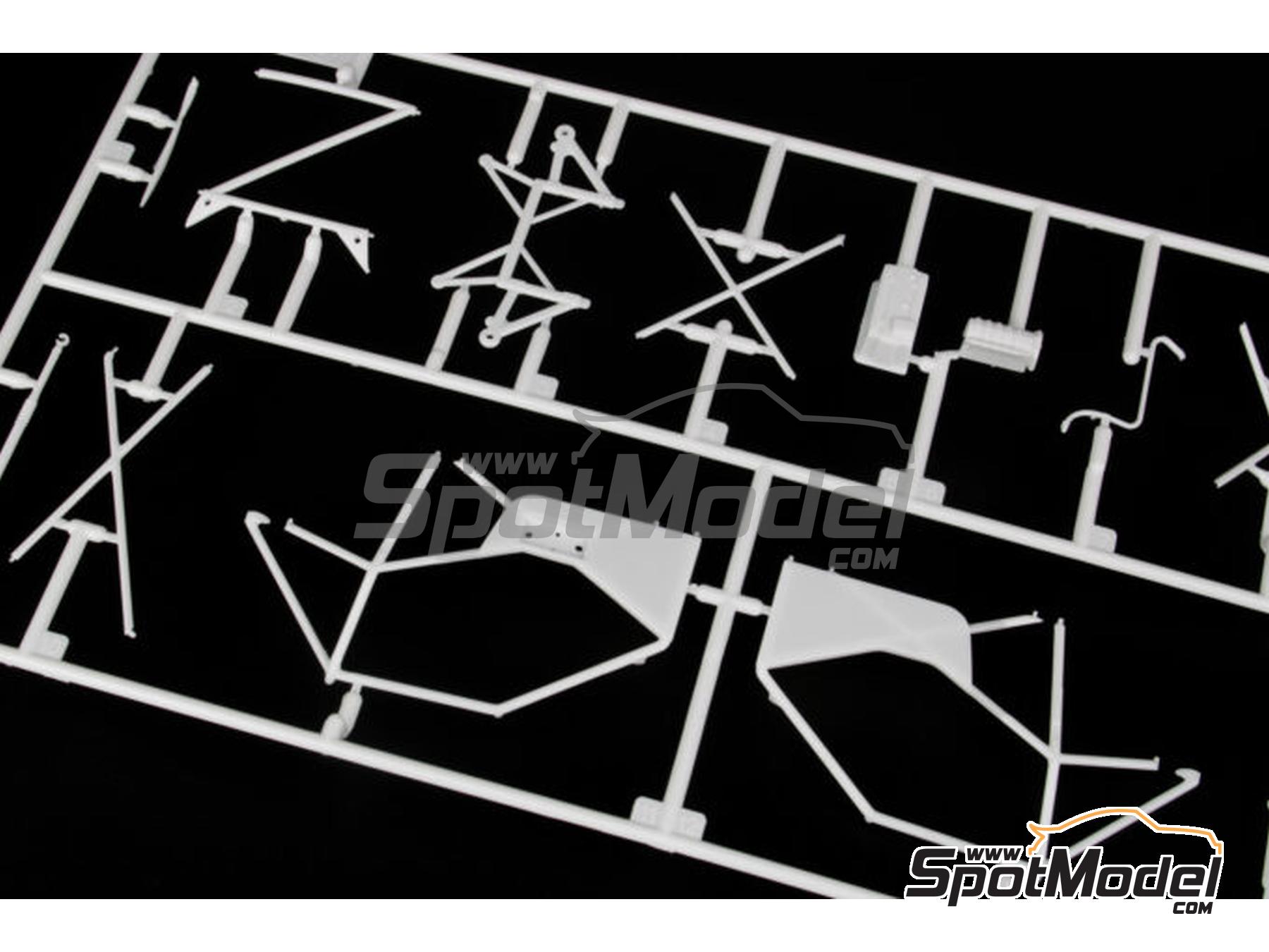 Image 16: Volvo S40 Equipo TWR patrocinado por Q8 - Campeonato Ingl&eacute;s de Turismos - BTCC 1997 | Maqueta de coche en escala&nbsp;1/24 fabricado por Nunu (ref.&nbsp;PN24034, tambien 4545782075779)