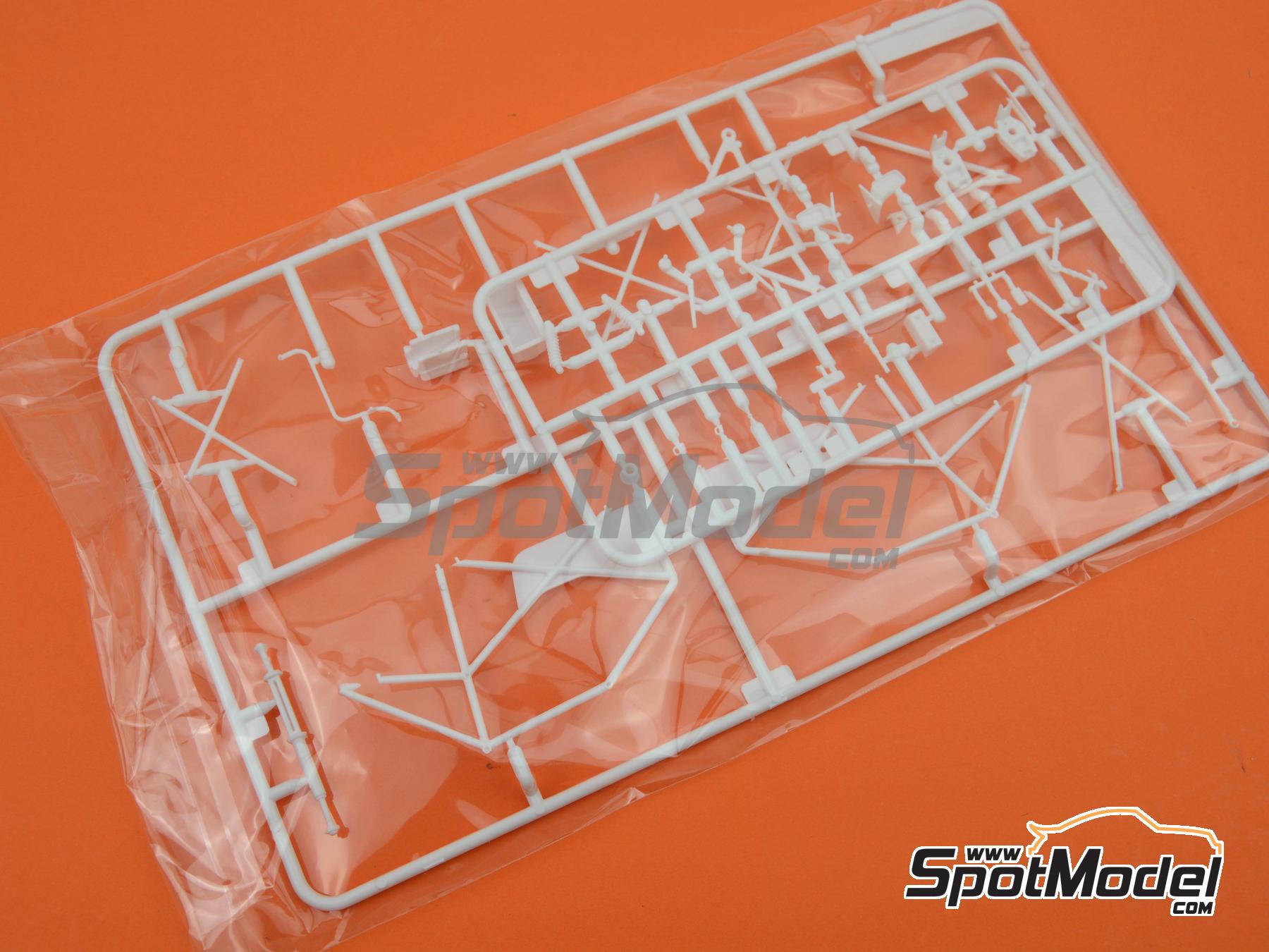 Image 20: Volvo S40 Equipo TWR patrocinado por Q8 - Campeonato Ingl&eacute;s de Turismos - BTCC 1997 | Maqueta de coche en escala&nbsp;1/24 fabricado por Nunu (ref.&nbsp;PN24034, tambien 4545782075779)