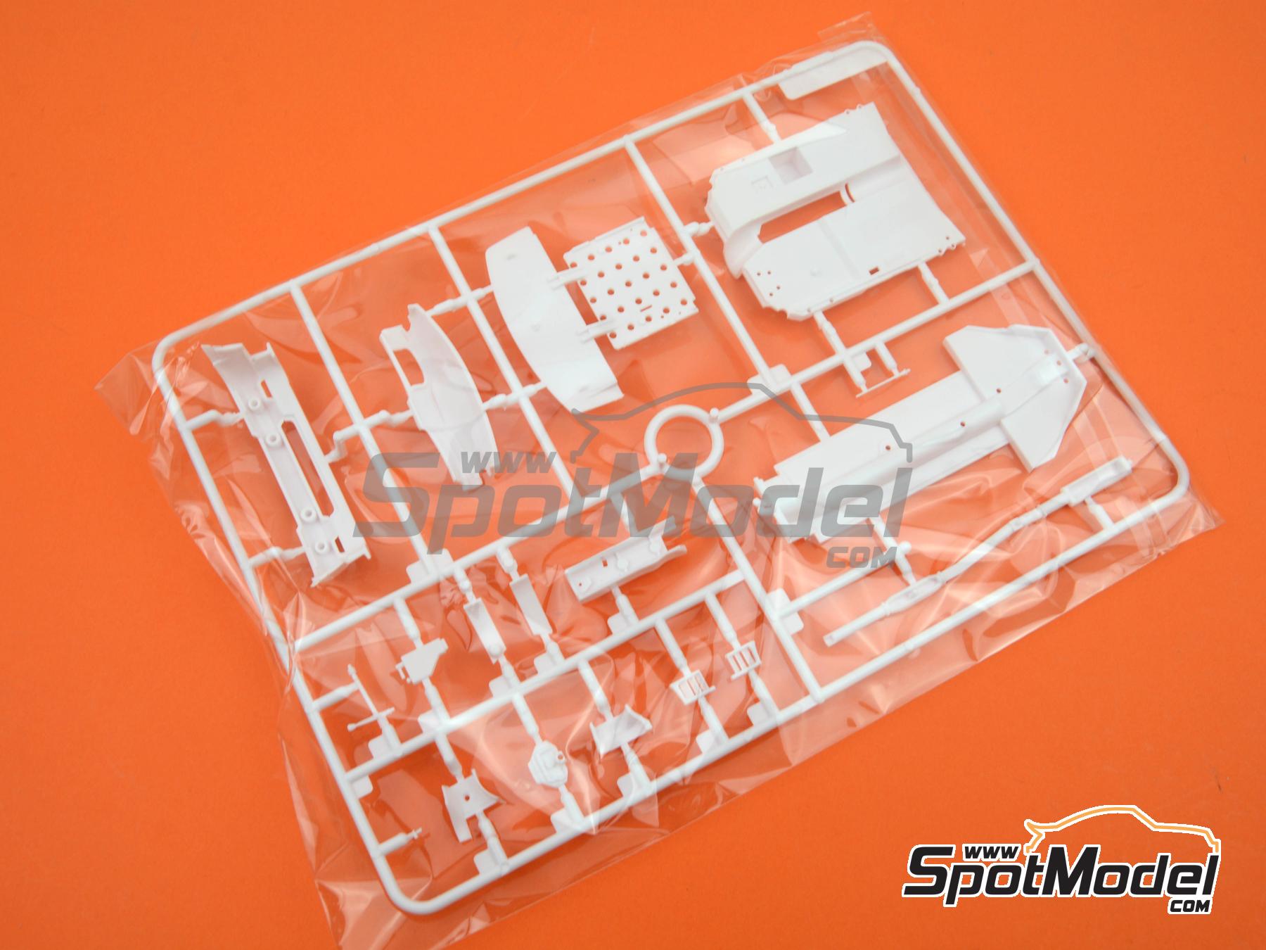 Image 21: Volvo S40 Equipo TWR patrocinado por Q8 - Campeonato Ingl&eacute;s de Turismos - BTCC 1997 | Maqueta de coche en escala&nbsp;1/24 fabricado por Nunu (ref.&nbsp;PN24034, tambien 4545782075779)