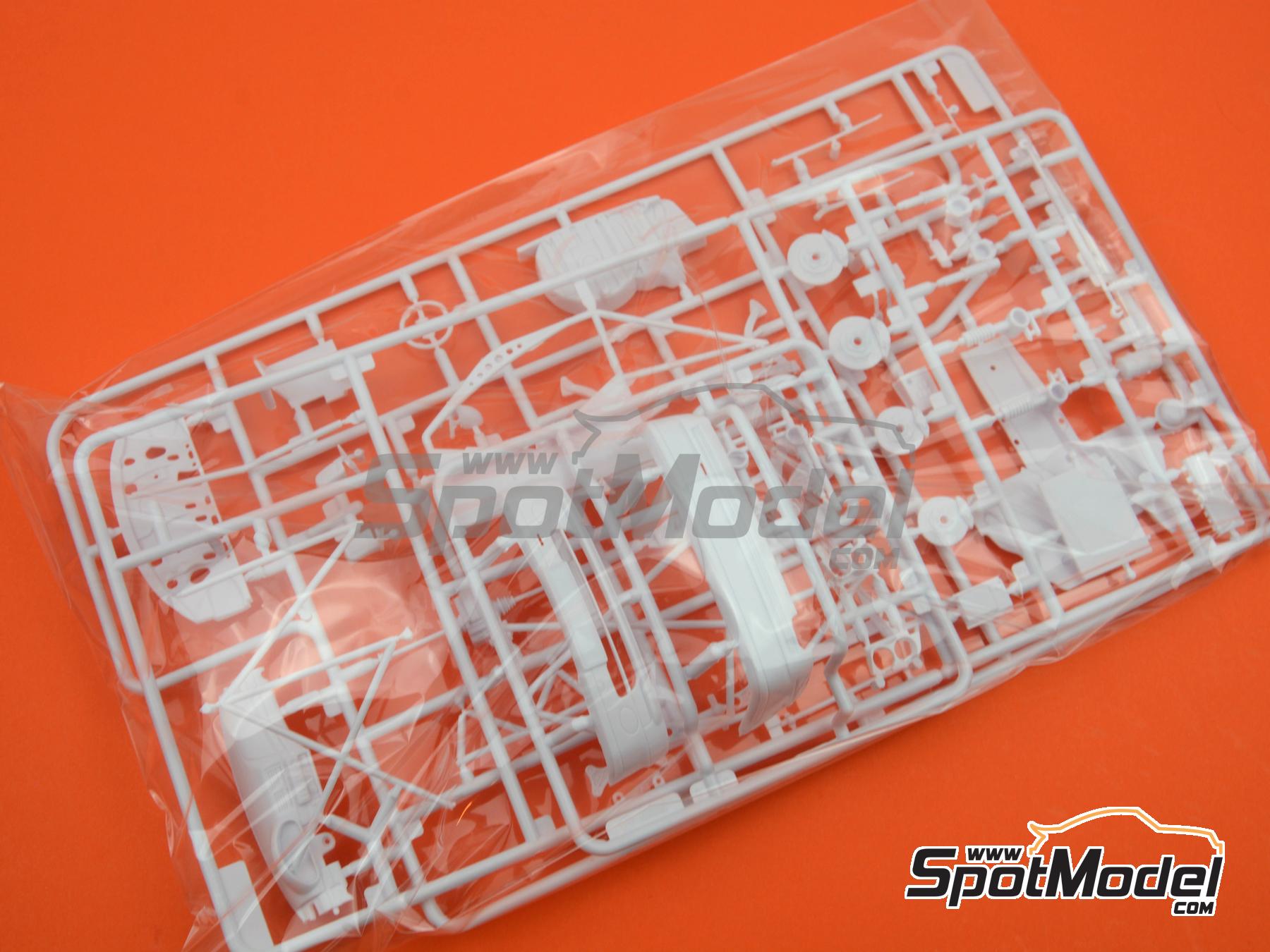 Image 14: BMW 320i E46 Carly Motors Team sponsored by Watsons Water - Guia Race of Macau 2001 | Car scale model kit in 1/24 scale manufactured by Nunu (ref. PN24041, also 4545782084658)