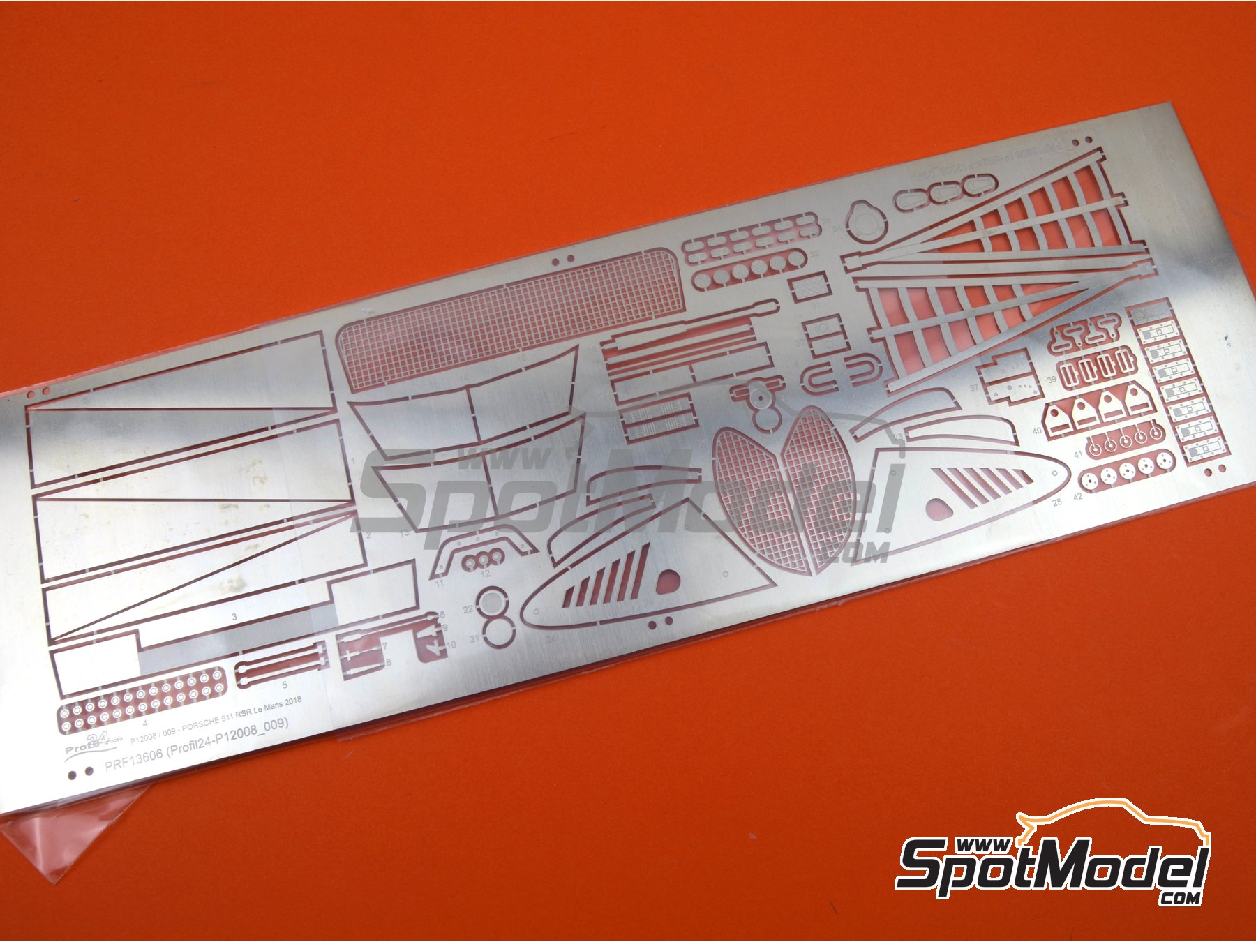 Image 4: Porsche 911 RSR Porsche Motorsport GT Team sponsored by Pink Pig - 12 Hours Sebring, 24 Hours Le Mans 2018 | Car scale model kit in 1/12 scale manufactured by Profil24 (ref. P1208K)