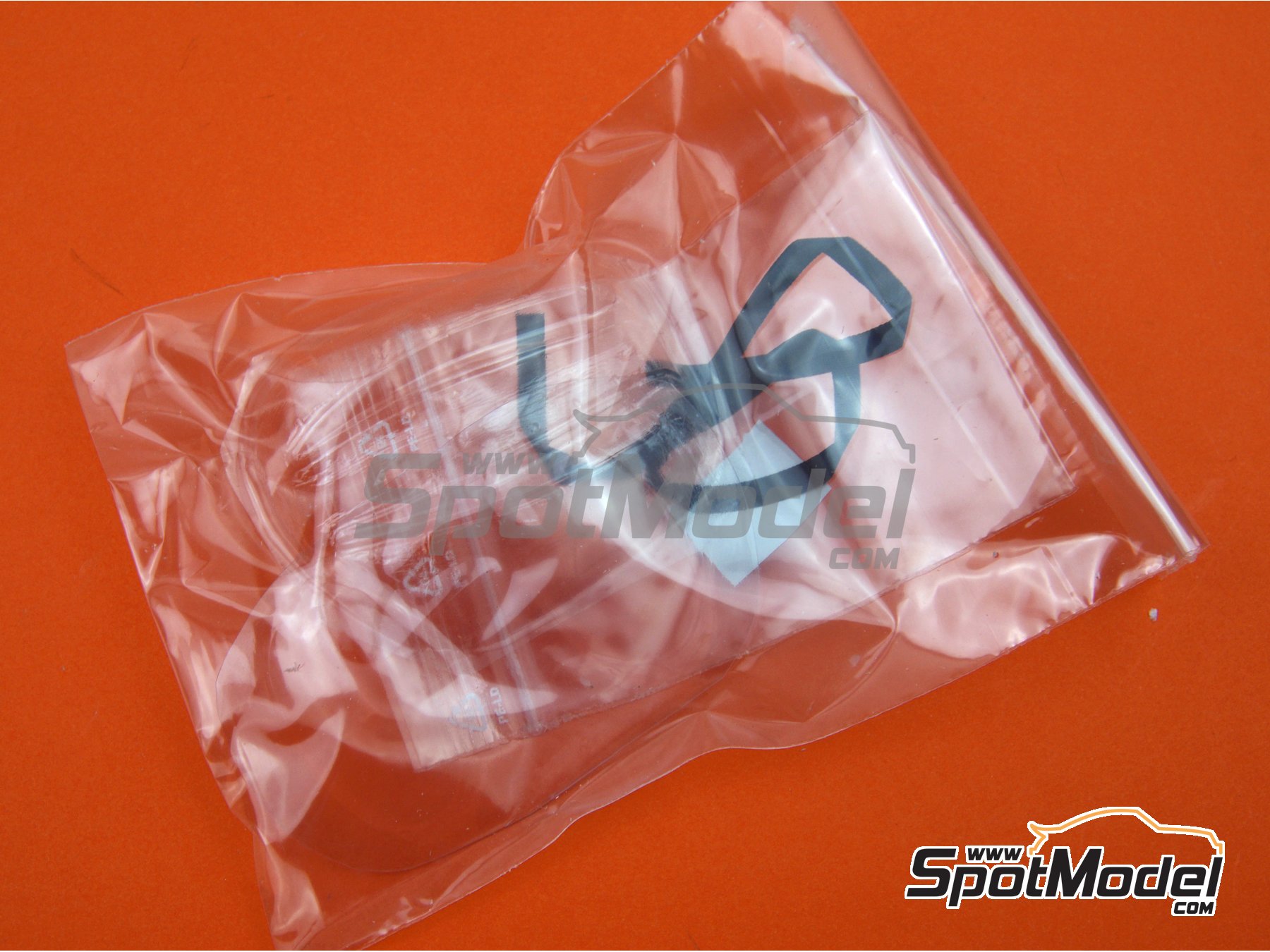 Image 5: Porsche 911 RSR Porsche Motorsport GT Team sponsored by Pink Pig - 12 Hours Sebring, 24 Hours Le Mans 2018 | Car scale model kit in 1/12 scale manufactured by Profil24 (ref. P1208K)