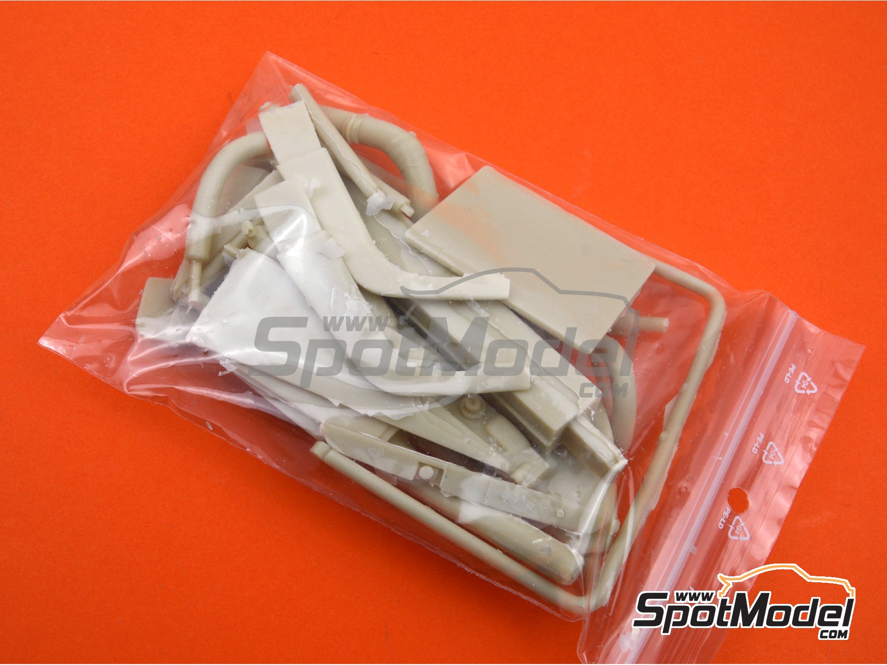 Image 6: Porsche 911 RSR Porsche Motorsport GT Team sponsored by Pink Pig - 12 Hours Sebring, 24 Hours Le Mans 2018 | Car scale model kit in 1/12 scale manufactured by Profil24 (ref. P1208K)