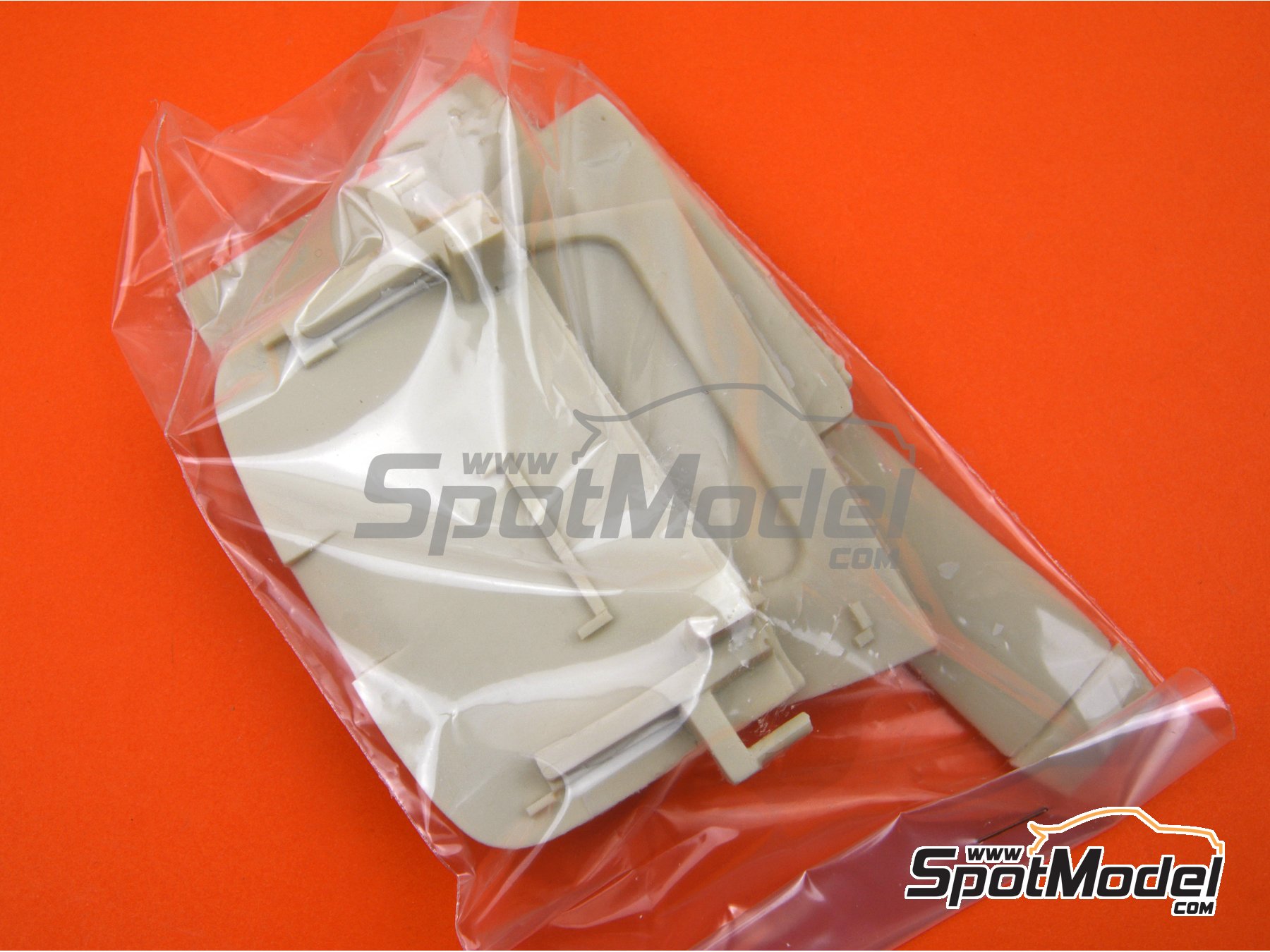 Image 8: Porsche 911 RSR Porsche Motorsport GT Team sponsored by Pink Pig - 12 Hours Sebring, 24 Hours Le Mans 2018 | Car scale model kit in 1/12 scale manufactured by Profil24 (ref. P1208K)