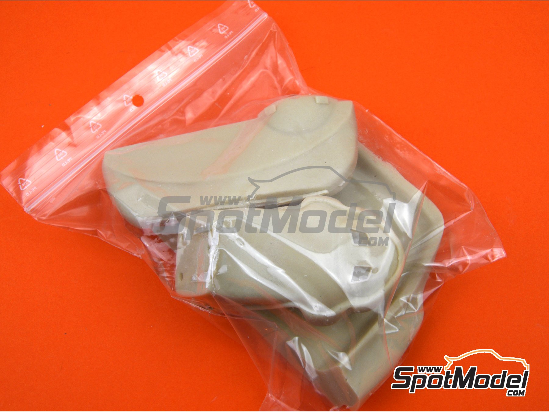 Image 12: Porsche 911 RSR Porsche Motorsport GT Team sponsored by Pink Pig - 12 Hours Sebring, 24 Hours Le Mans 2018 | Car scale model kit in 1/12 scale manufactured by Profil24 (ref. P1208K)