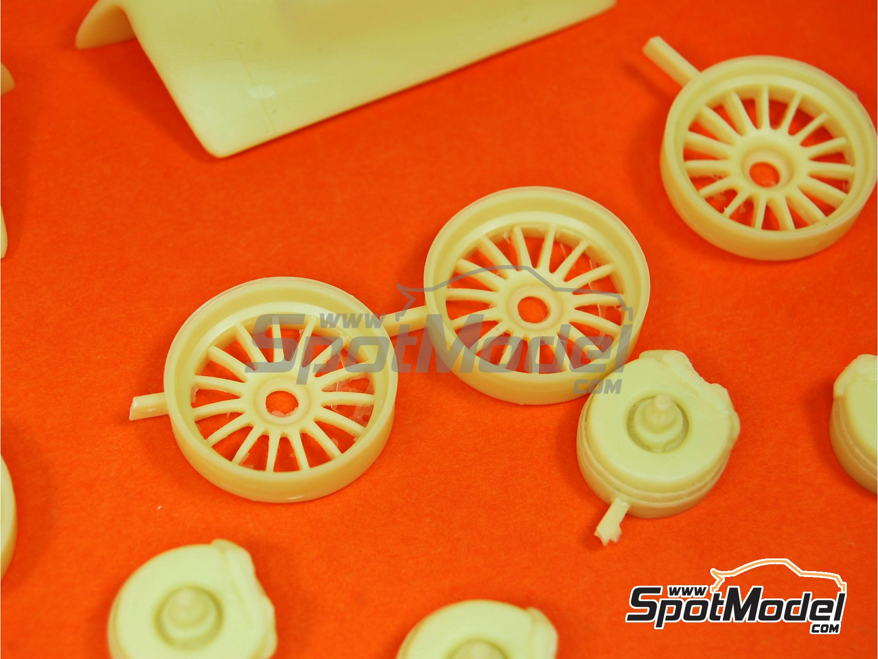 Image 19: Audi R15 Tdi patrocinado por Shell - 24 Horas de Le Mans 2009 | Maqueta de coche en escala&nbsp;1/24 fabricado por Profil24 (ref.&nbsp;P24072K)