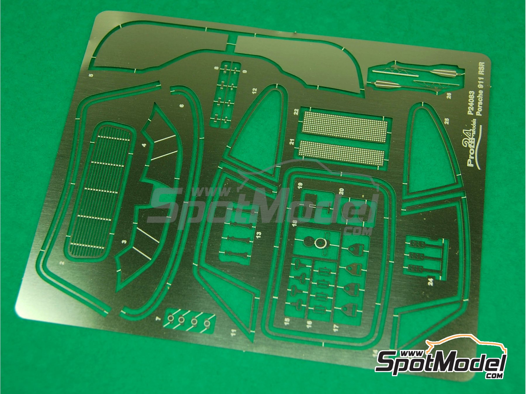 Image 16: Porsche 911 Carrera RSR Equipo Porsche System Engineering patrocinado por Martini Racing - 24 Horas de Le Mans 1973 | Maqueta de coche en escala&nbsp;1/24 fabricado por Profil24 (ref.&nbsp;P24083, tambien P24083K)