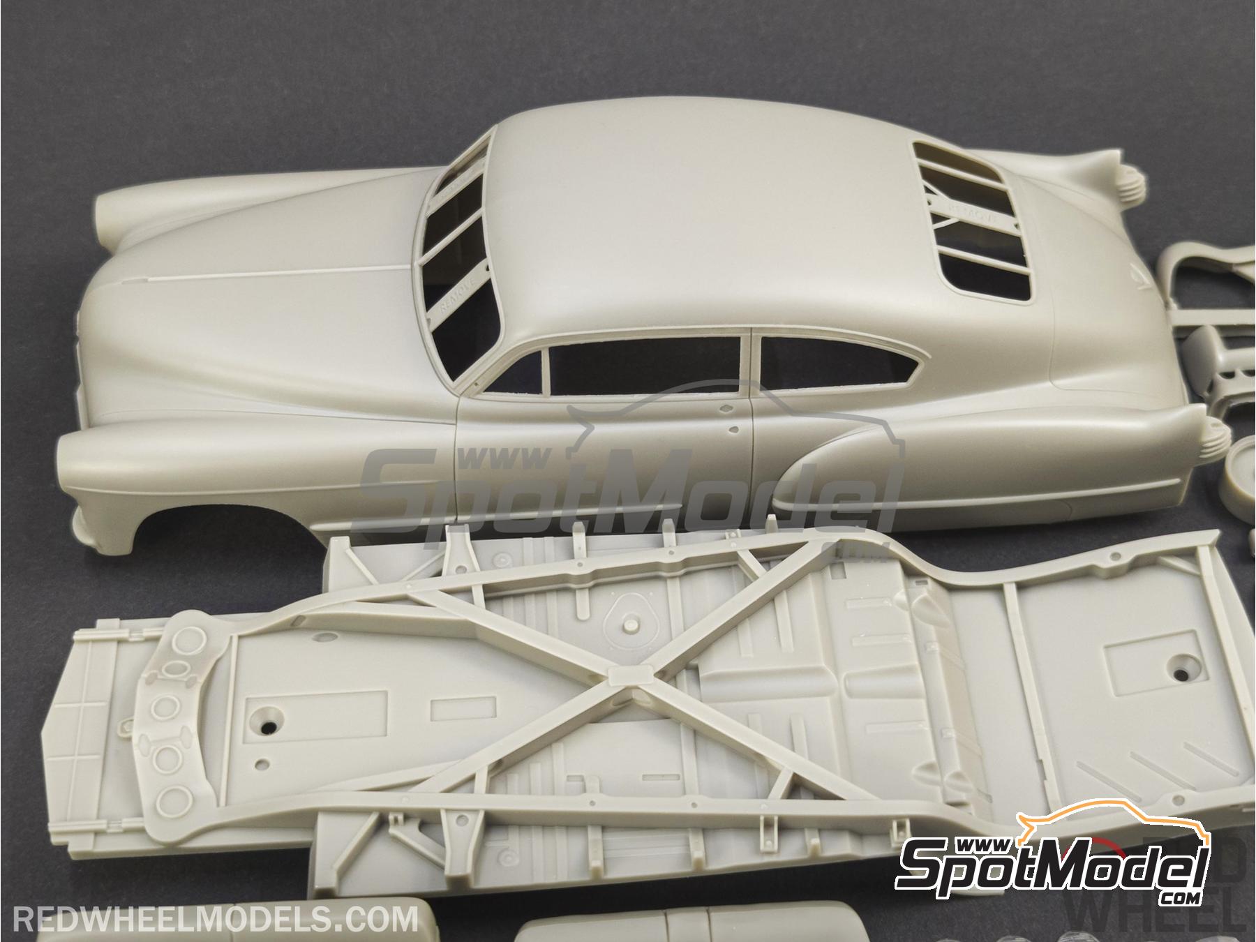 Image 2: Cadillac Series 62 Club Coupe -  1948 | Scale model kit in 1/25 scale manufactured by Red Wheel (ref.&nbsp;RW25004)