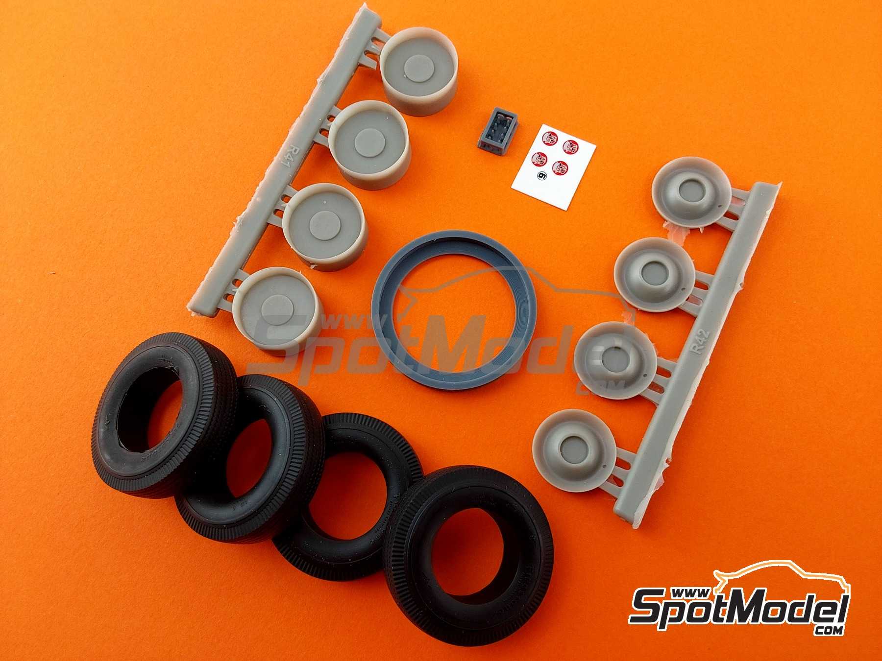 Image 6: Cadillac Sombrero wheels 15 inches -  1947-1952 | Rims and tyres set in 1/25 scale manufactured by Red Wheel (ref.&nbsp;RW25005)