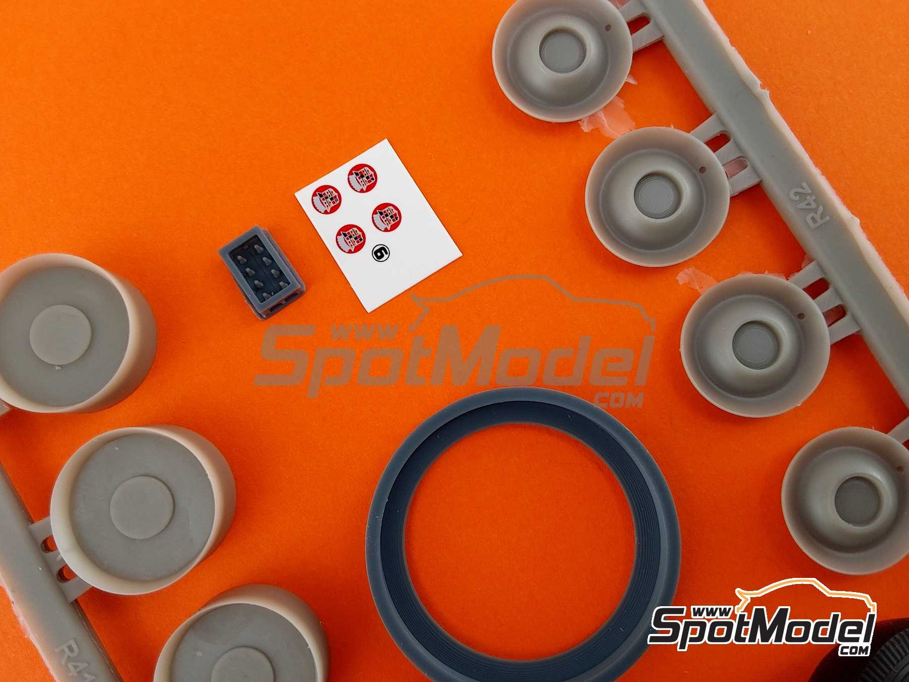 Image 7: Cadillac Sombrero wheels 15 inches -  1947-1952 | Rims and tyres set in 1/25 scale manufactured by Red Wheel (ref.&nbsp;RW25005)