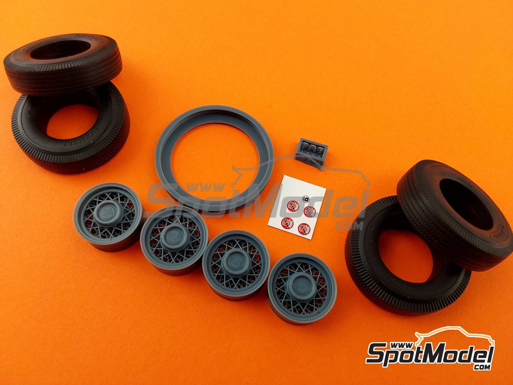 Image 6: Ruedas de radios Cadillac 15 pulgadas -  1952-1956 | Set de llantas y neum&aacute;ticos en escala&nbsp;1/25 fabricado por Red Wheel (ref.&nbsp;RW25007)