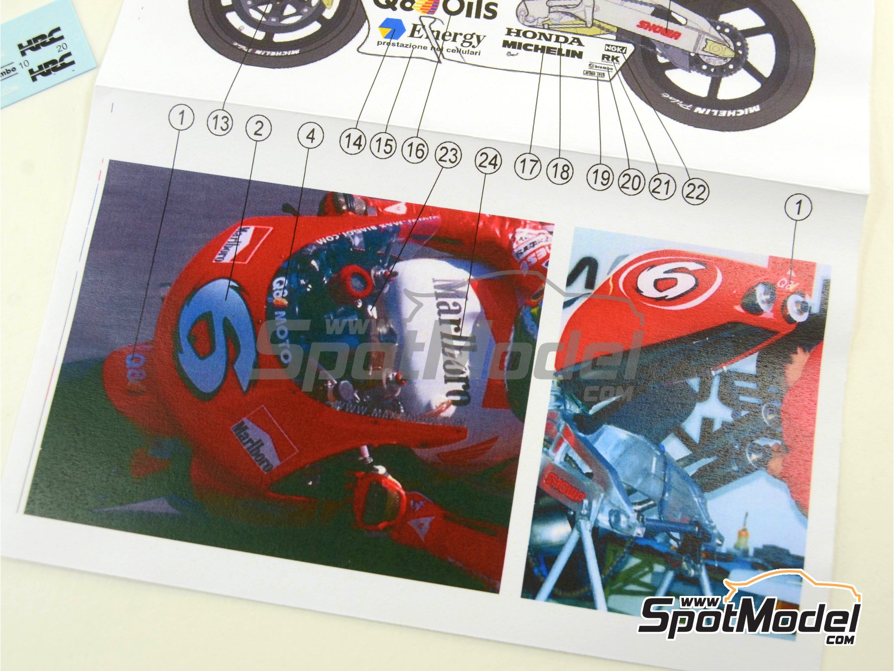 Image 6: Honda NSR500 patrocinado por Marlboro - Gran Premio de F&oacute;rmula 1 de la Rep&uacute;blica Checa, Gran Premio de la Republica Checa de Moto GP 1998 | Decoraci&oacute;n en escala&nbsp;1/12 fabricado por Reji Model (ref.&nbsp;REJI-017, tambien 017)