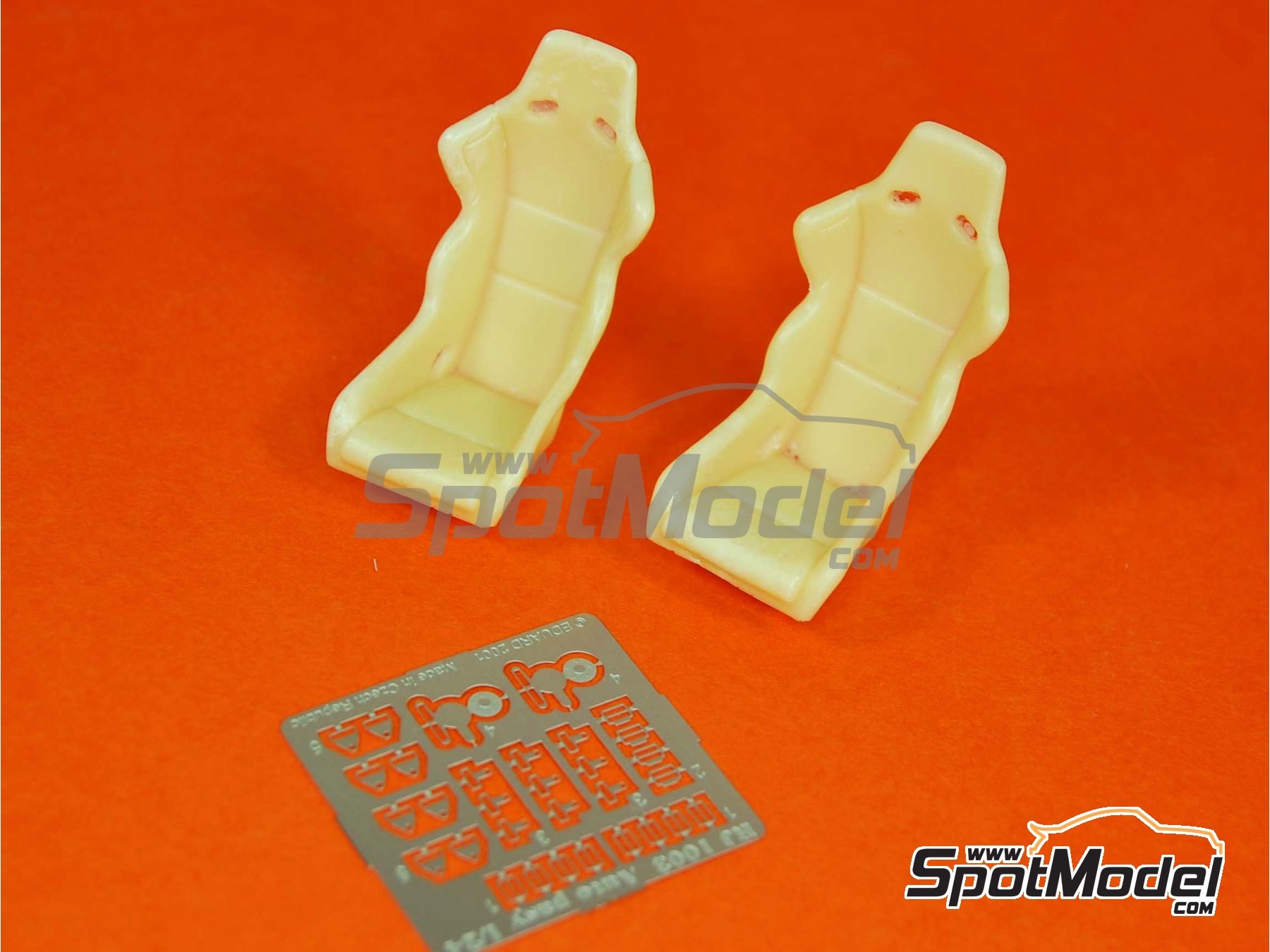 Image 2: Bucket with buckles | Seat in 1/24 scale manufactured by Reji Model (ref. REJI-036, also 036)