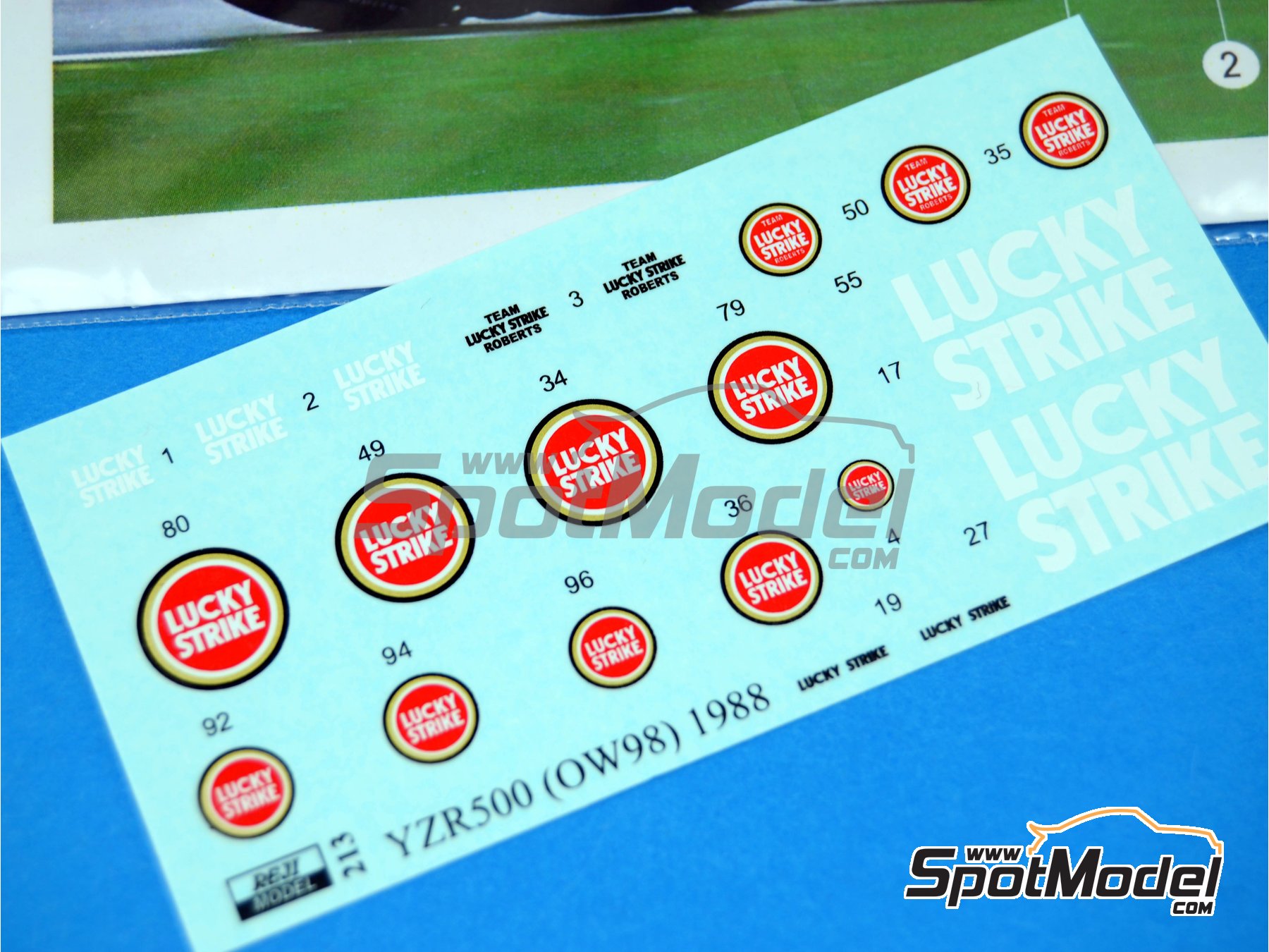 Image 1: Yamaha YZR500 patrocinado por Lucky Strike - Campeonato del Mundo de Motociclismo 1988 | Decoraci&oacute;n en escala&nbsp;1/12 fabricado por Reji Model (ref.&nbsp;REJI-213, tambien 213)