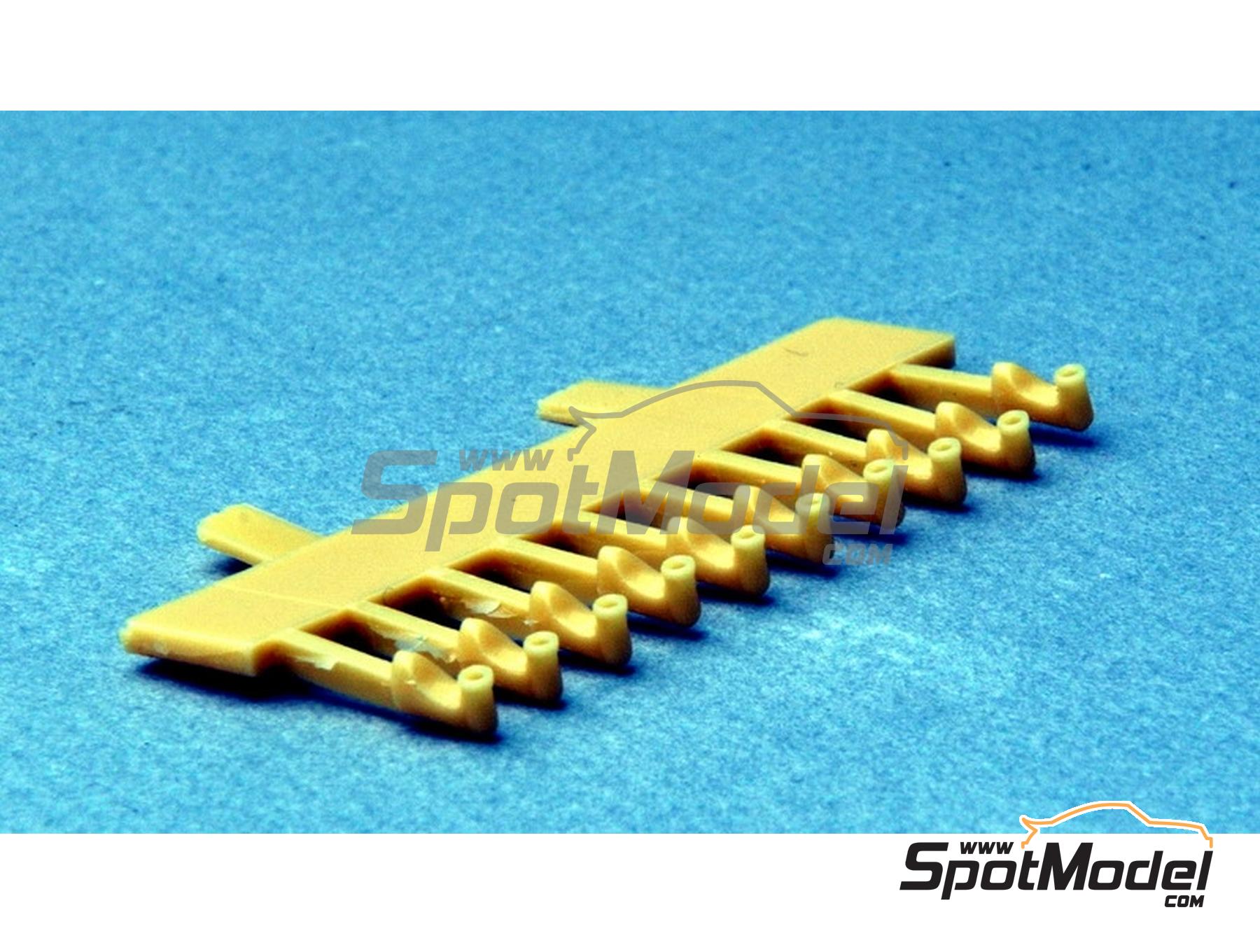 Image 1: Moto GP poll cameras | Detail in 1/12 scale manufactured by Renaissance Models (ref. 12AM-003)