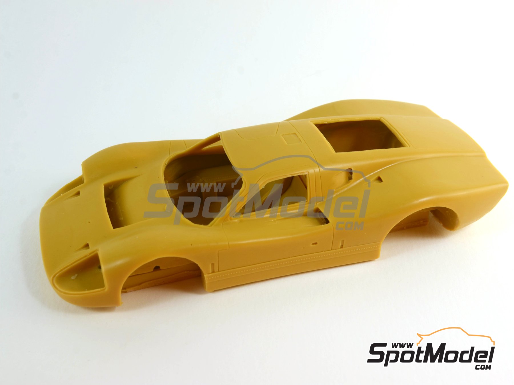 Image 1: Ford GT40 Mk IV Shelby American Team - 24 Hours Le Mans 1967 | Car scale model kit in 1/24 scale manufactured by Renaissance Models (ref. 24-16, also 24/16)